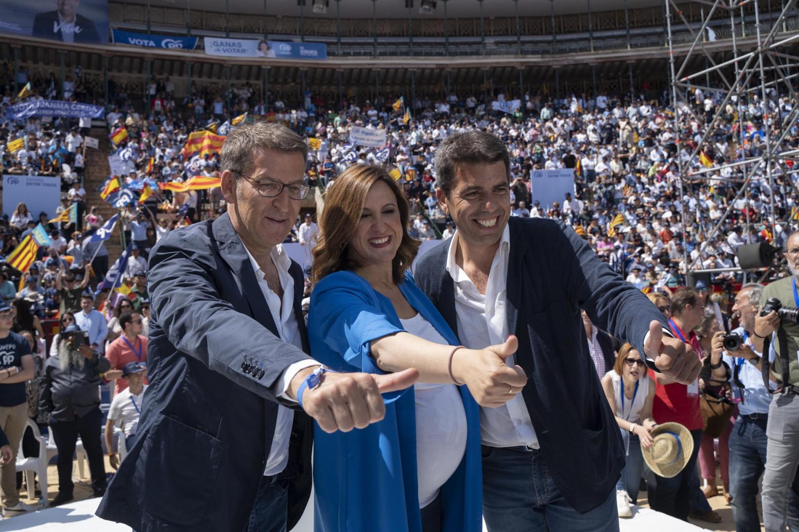 Alberto Núñez Feijóo, junto a la candidata a la alcaldía de Valencia, Maria José Catalá; y el presidente del PP de la Comunitat Valenciana, Carlos Mazón Guixot, en el acto electoral de este domingo