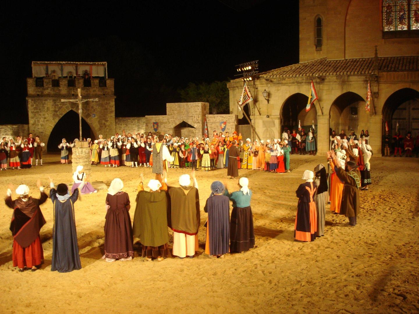 Representación del Misterio de Obanos en la plaza de esta localidad de Valdizarbe.