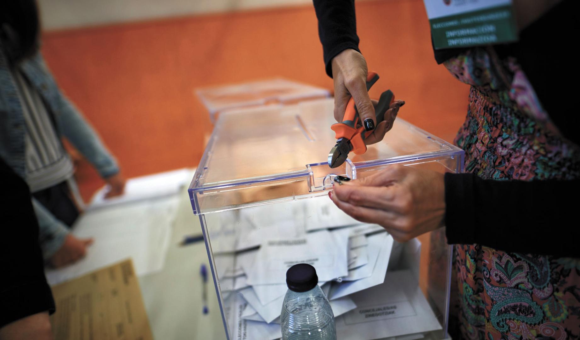 Momento en el que se quita el precinto a una urna en un colegio electoral de Pamplona para iniciar el recuento de los votos