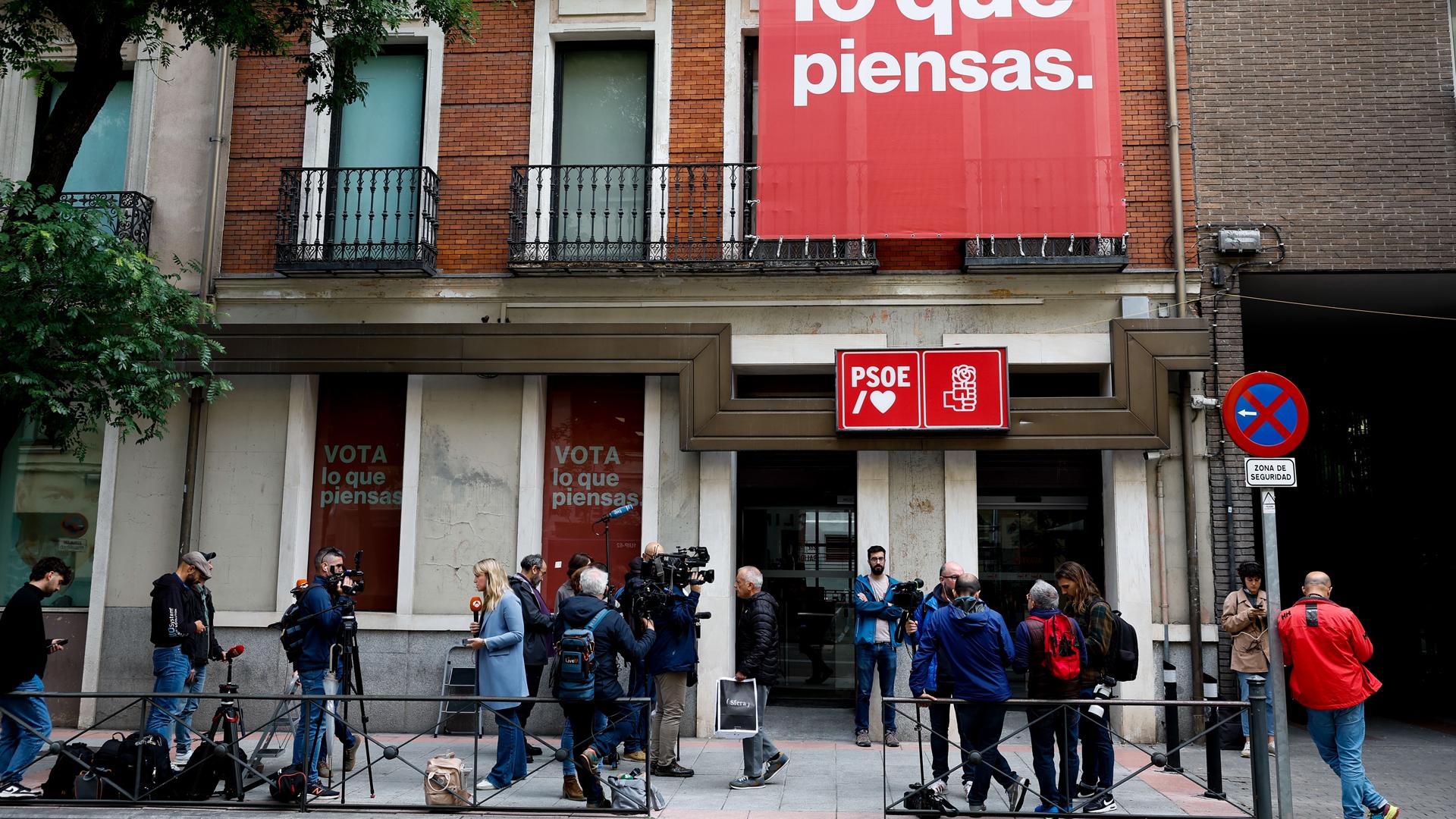 Los periodistas esperan a las llegadas de los participantes en la reunión de la Comisión Ejecutiva Federal del PSOE en su sede de la calle Ferraz en Madrid