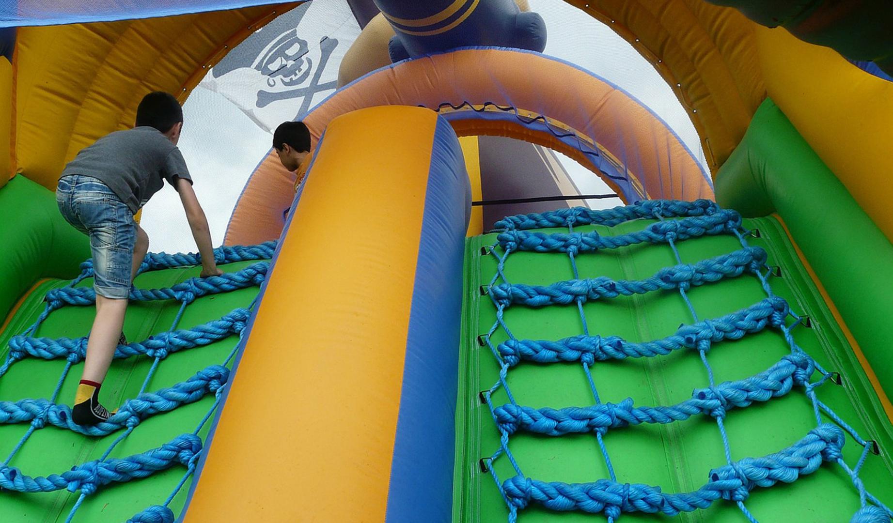 Imagen de archivo de dos niños jugando en un castillo hinchable