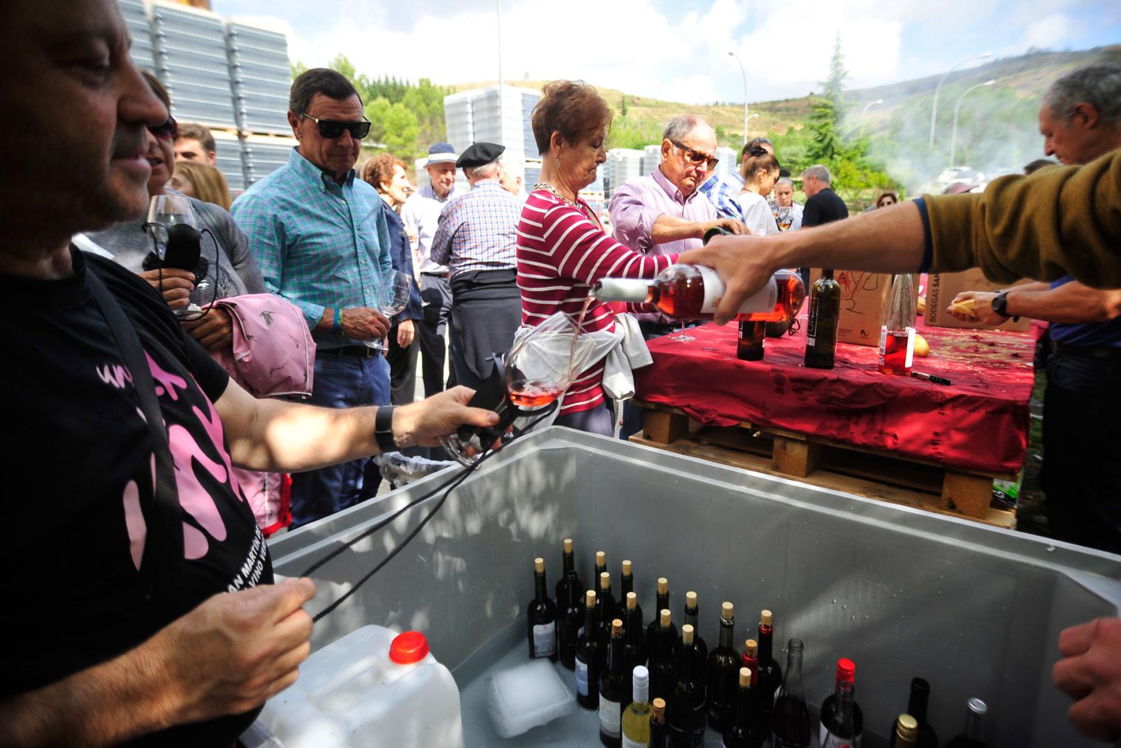 Uno de los puestos de vino rosado en la Cooperativa de San Martín de Unx.
