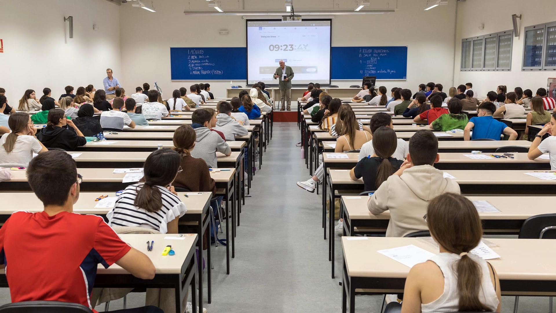 Fotos del primer día de Selectividad en Tudela.