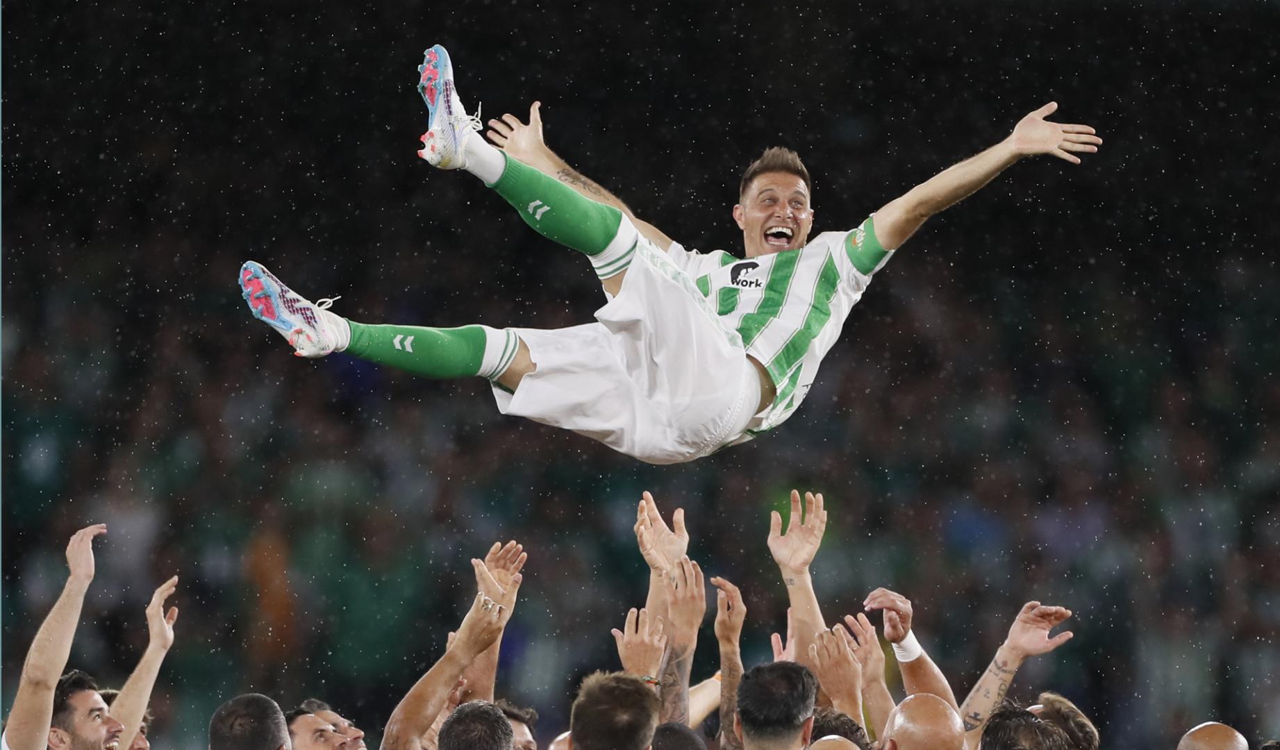 El centrocampista Joaquín Sánchez es manteado por sus compañeros tras su partido de homenaje entre una selección de futbolistas y exfutbolistas del Real Betis y una Selección de Leyendas del fútbol, este martes en el estadio Benito Villamarín, en Sevilla