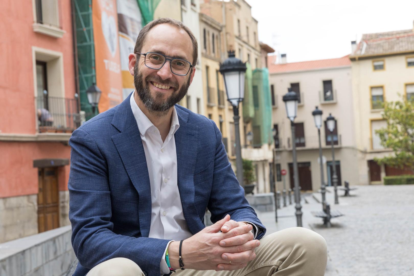 Guillermo Redrado, vicepresidente de ATP, posa en Tudela delante de algunas de la farolas instaladas en la ciudad