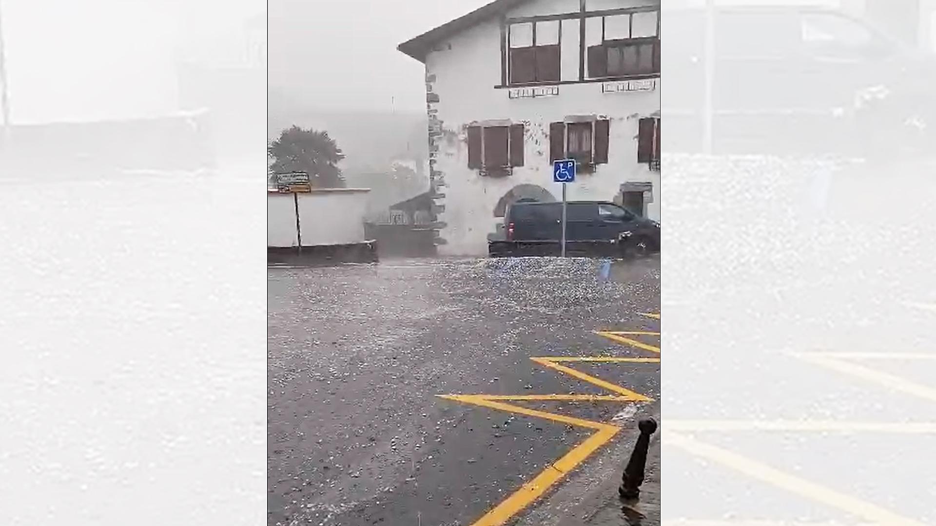 Riadas de agua y granizo en Etxala