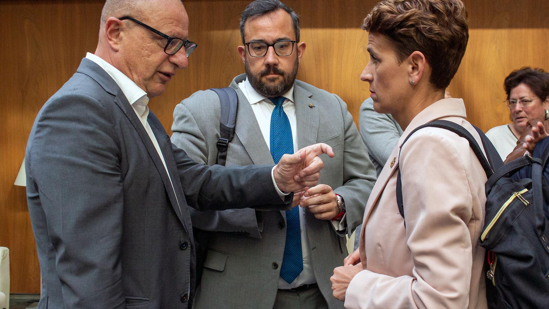 De izquierda a derecha: Carlos Gimeno, Javier Remírez y María Chivite, en el Parlamento de Navarra el pasado mes de mayo