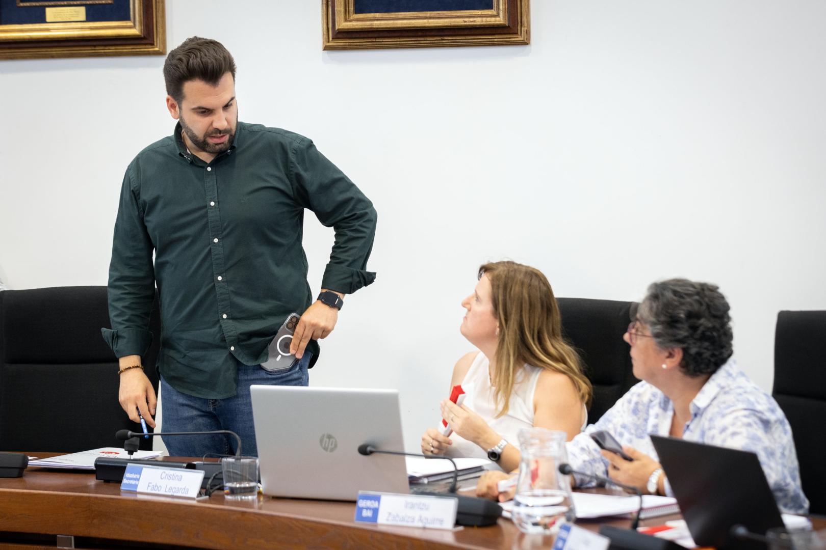 El alcalde de Zizur, Jon Gondán, conversa con la secretaria y la concejal Irantzu Zabalza