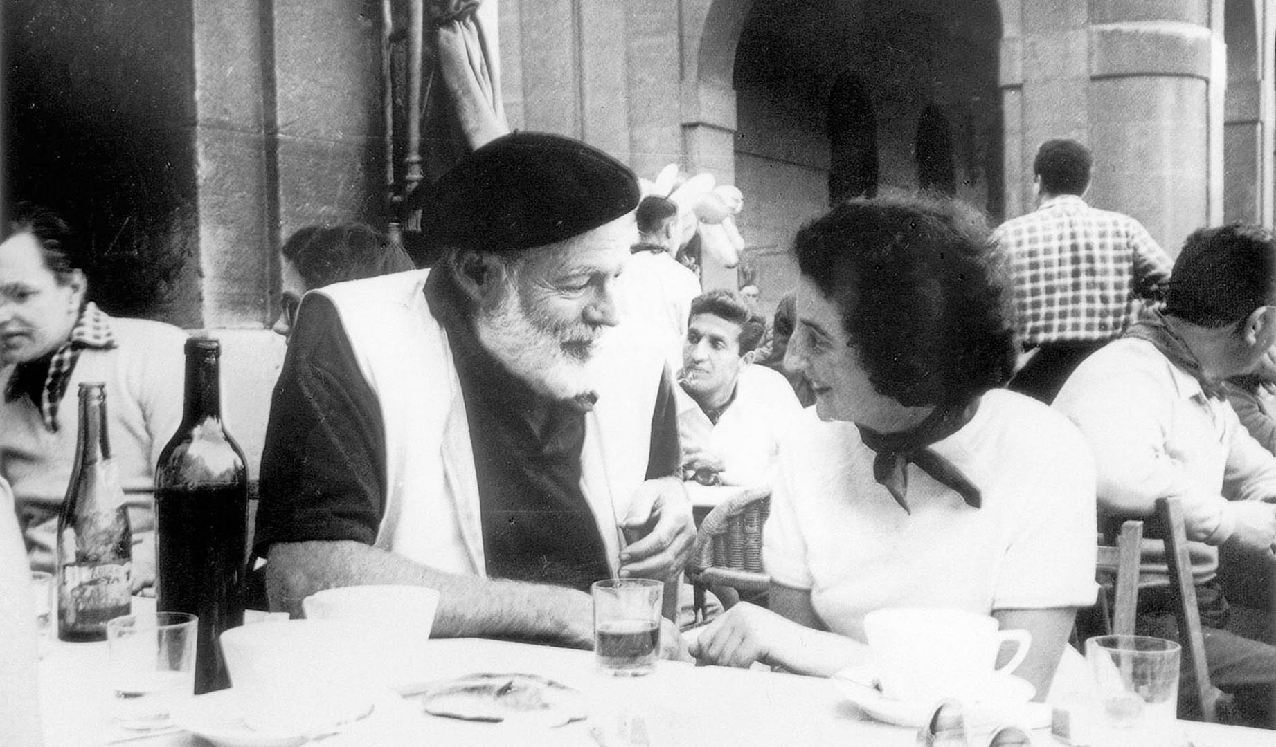 Ernest Hemingway conversa en una terraza de la plaza del Castillo en 1959 con su secretaria de entonces, Valerie Danby Smith.