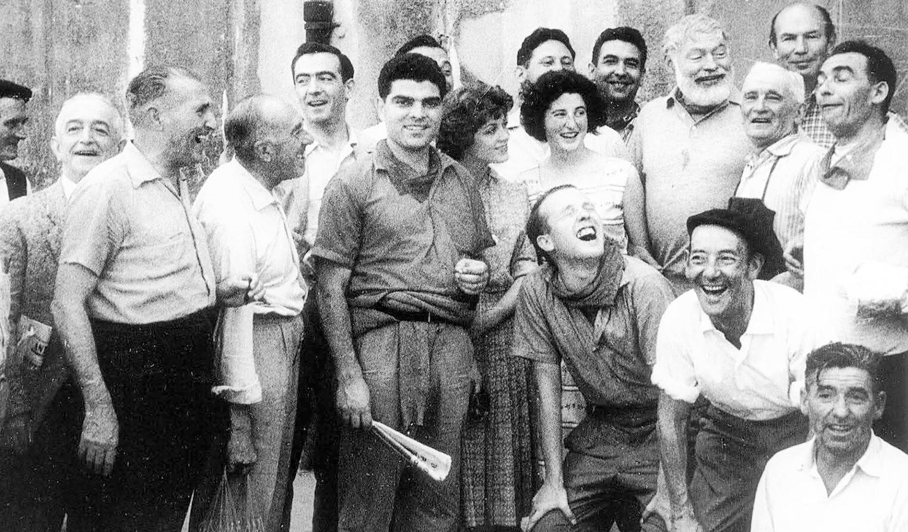 Ernest Hemingway, convertido ya en Nobel de literatura, con Matías Anoz (a su izquierda) y su secretaria Valerie Danby Smith (a su dcha) en los Sanfermines de 1959