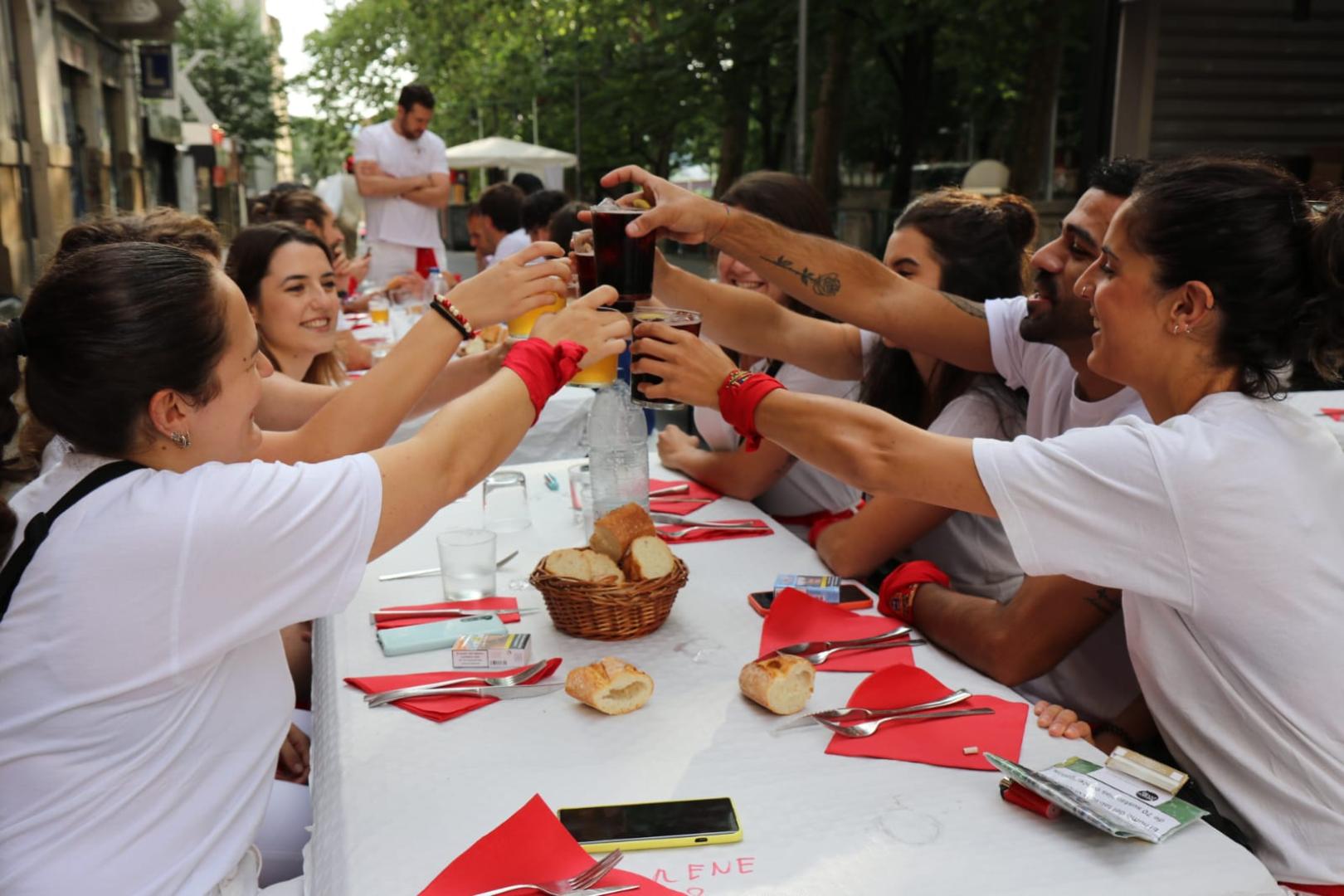 Una cuadrilla brinda en el almuerzo