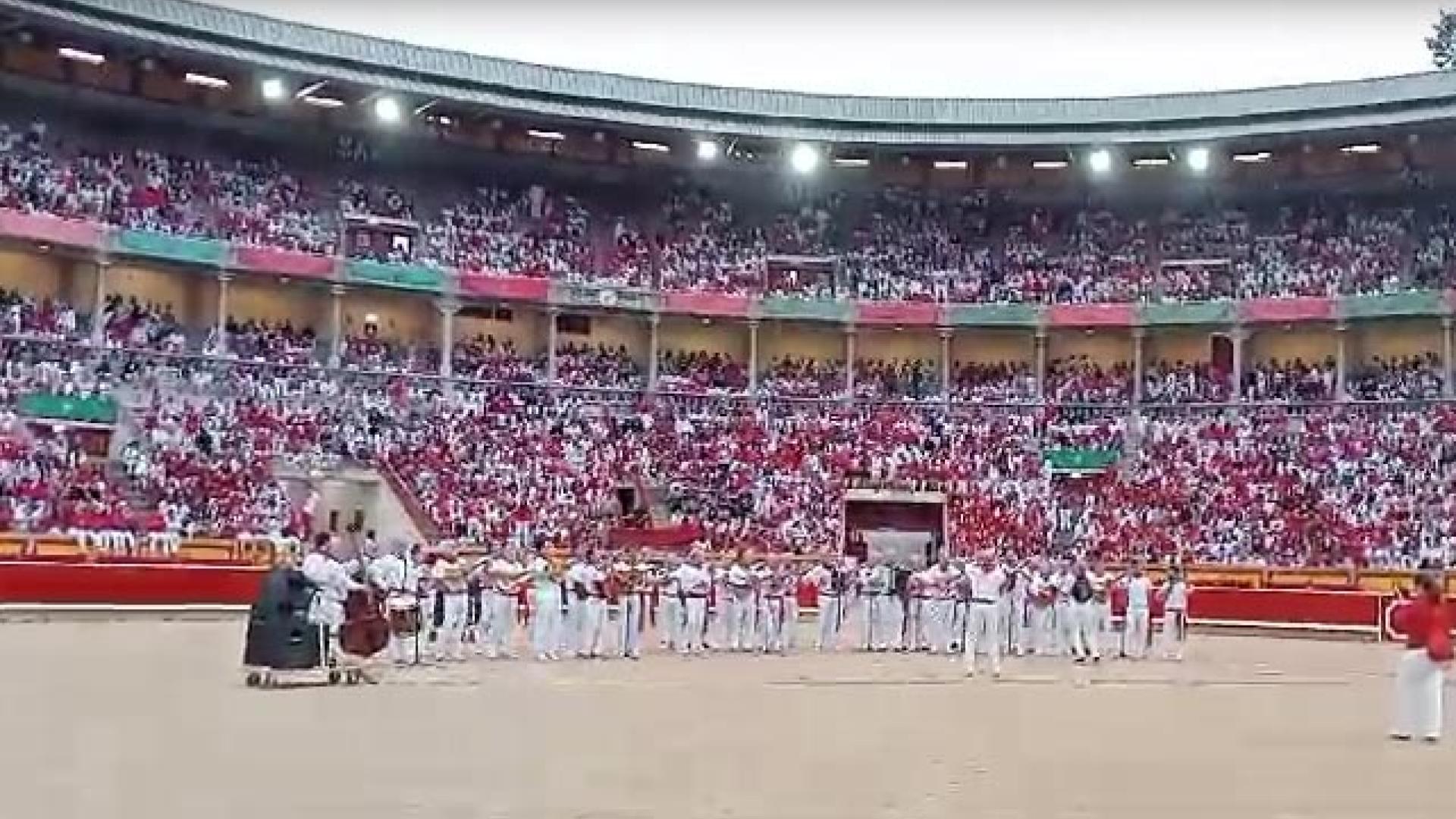 La plaza canta 'Cielito lindo' antes del encierro