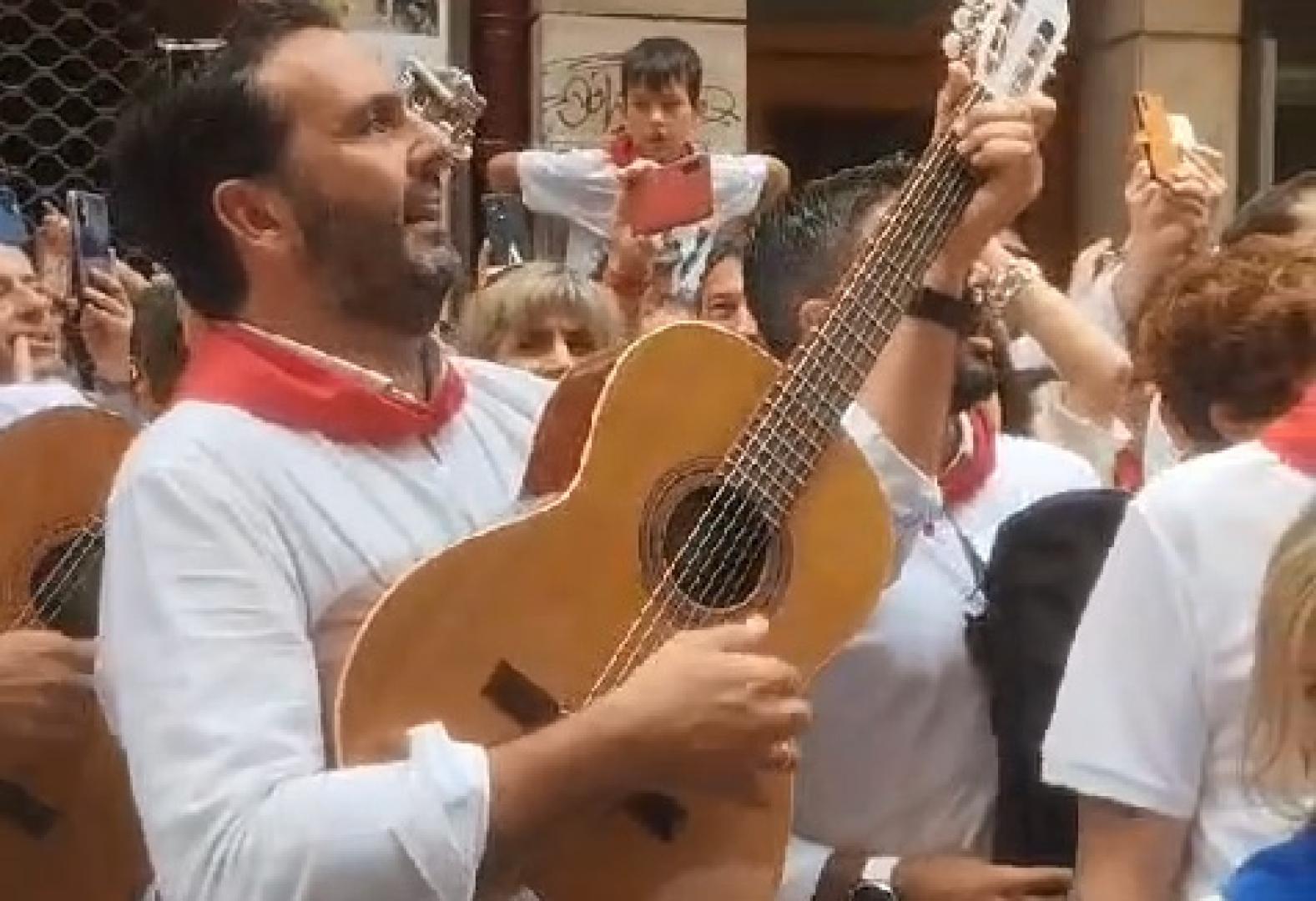 La Tuna Antigua de Navarra interpreta la Aurora a San Fermín