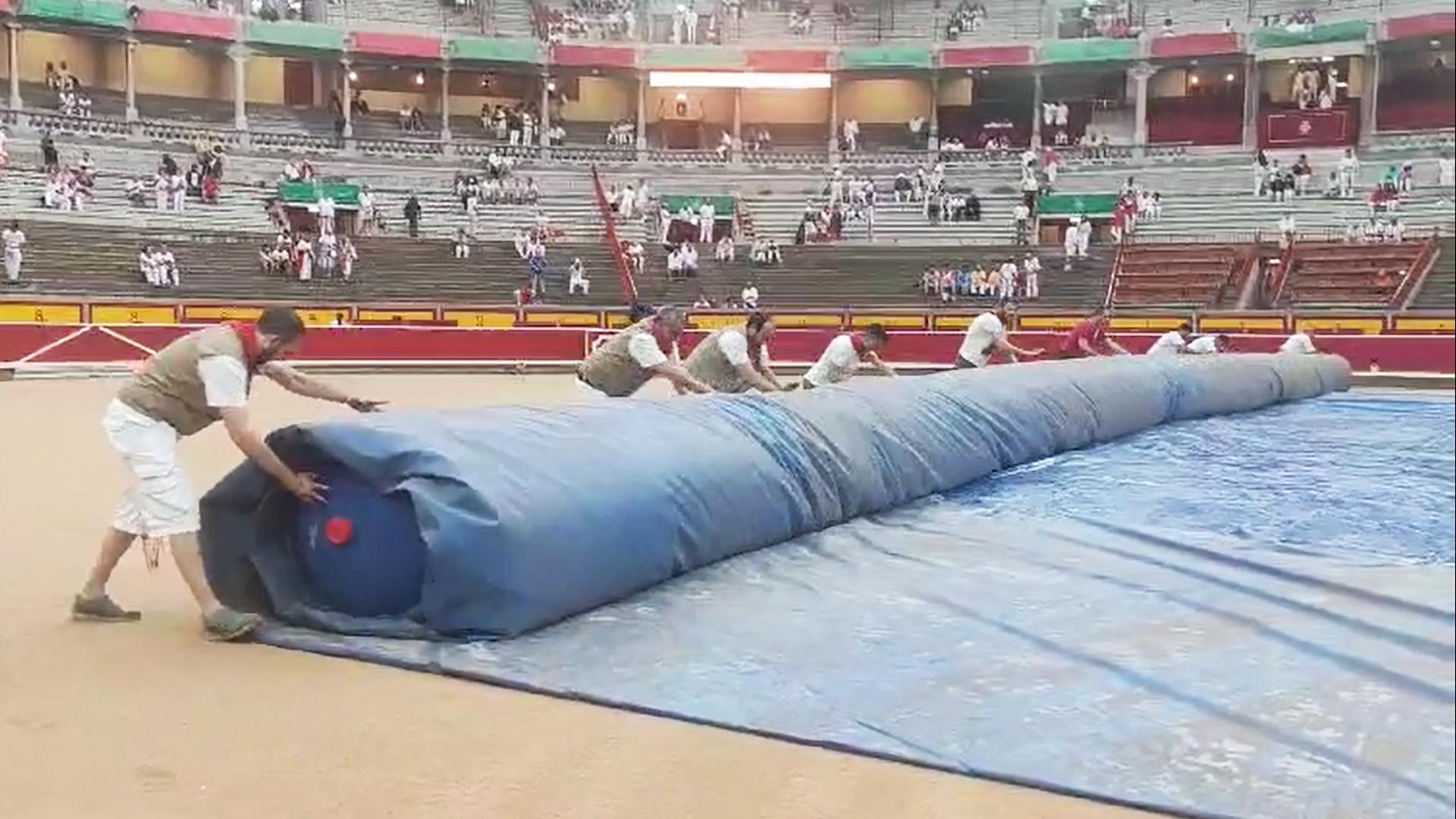Retirada de la protección de la arena de la plaza de toros el 7 de julio