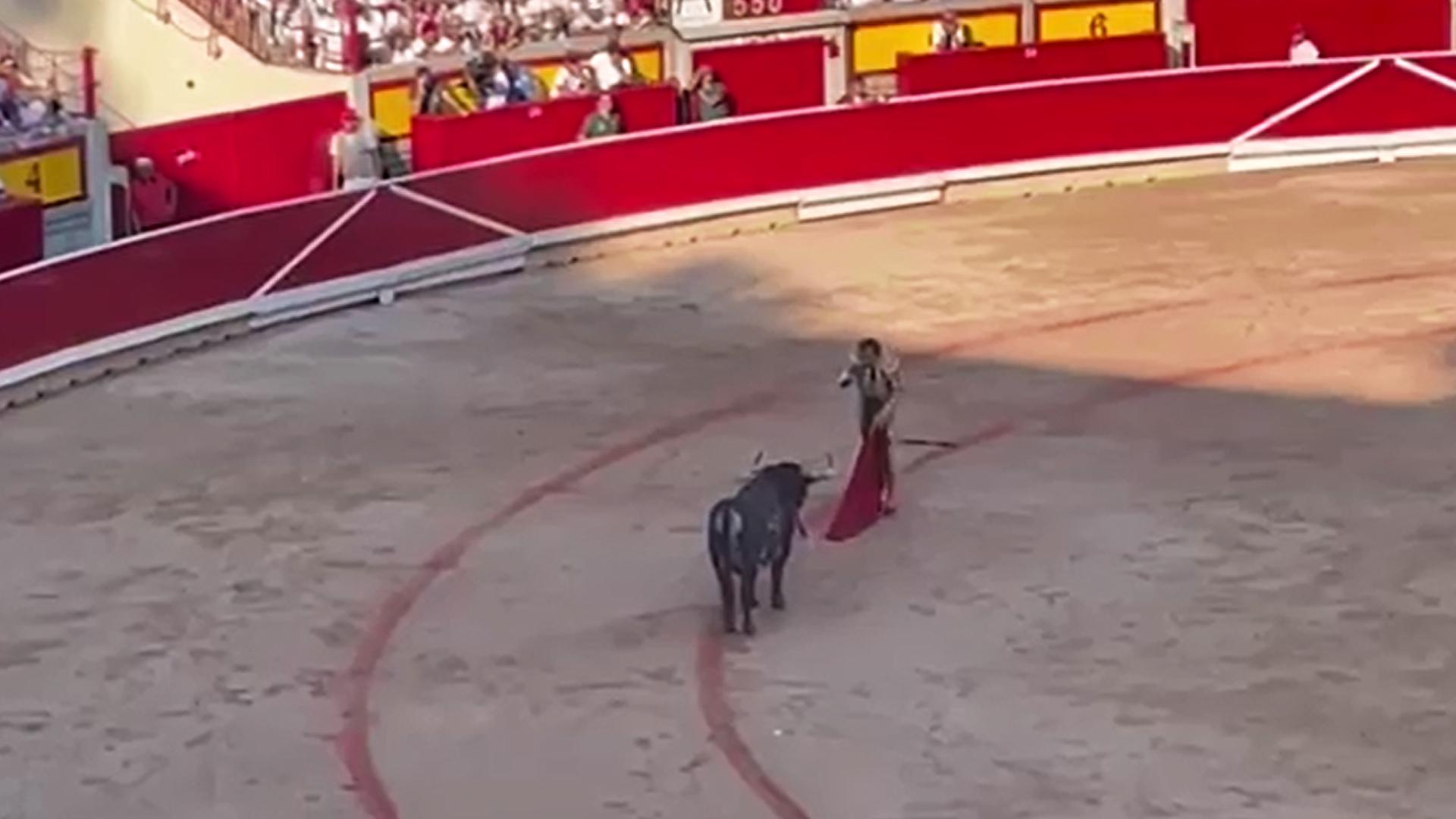 El diestro Román entrando a matar al segundo toro de la corrida del día 9