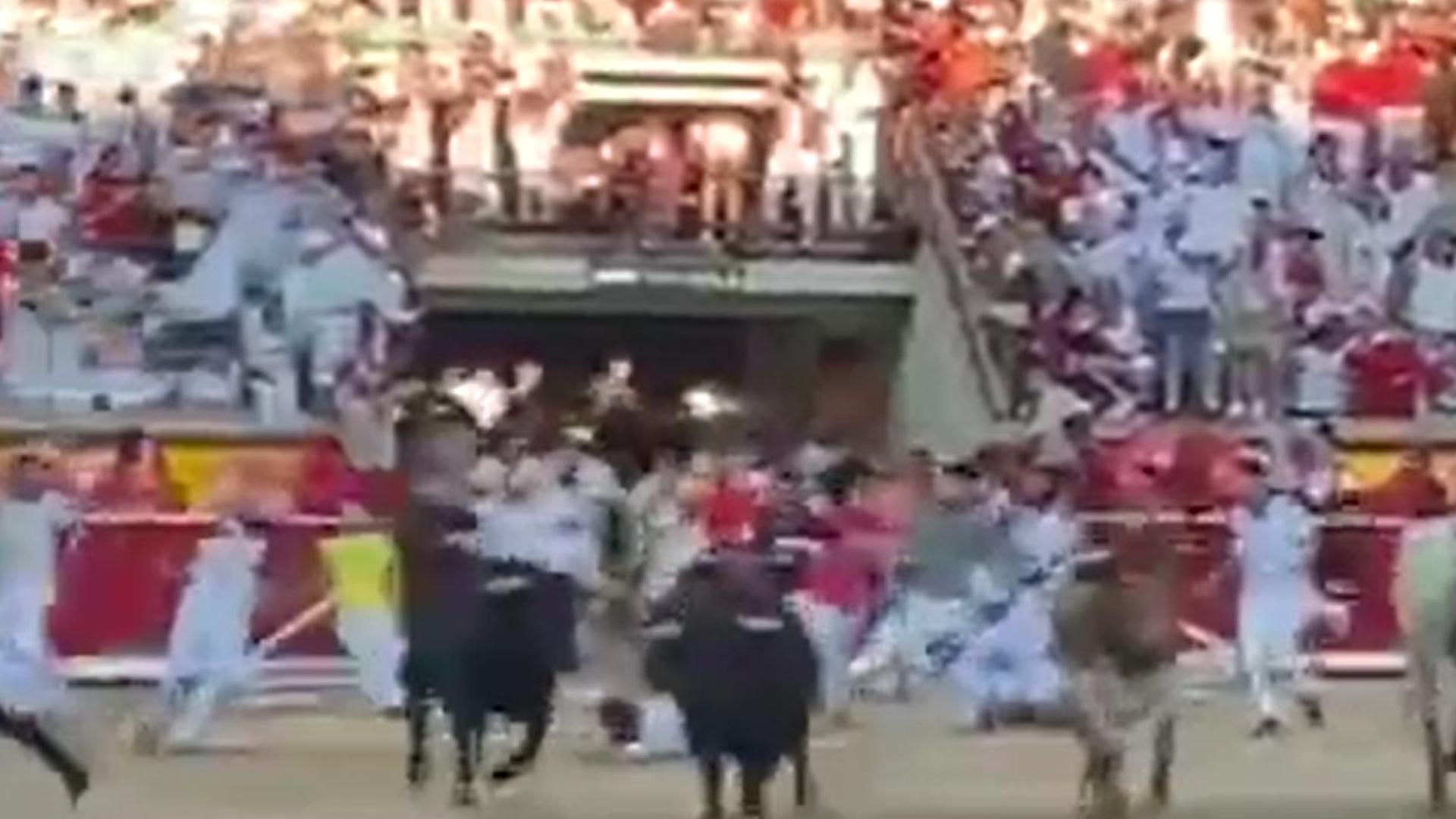 Momento en el que el joven de Bilbao ha sido arrollado por los Fuente Ymbro en la entrada en la plaza de toros