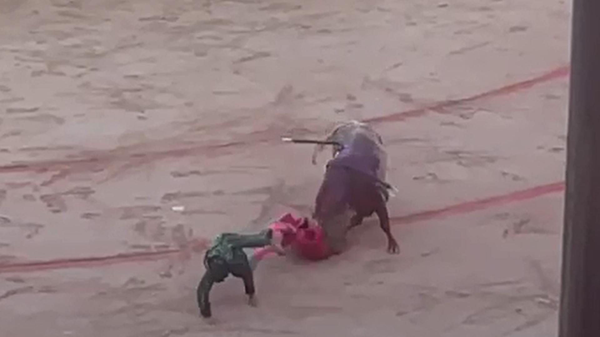 Susto a Perera al entrar a matar al primer toro de la corrida del 10 de julio