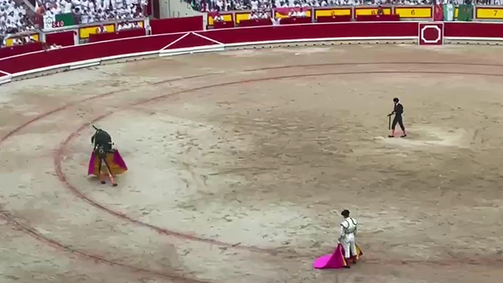Tercer par de banderillas al sexto toro de la corrida del 10 de julio