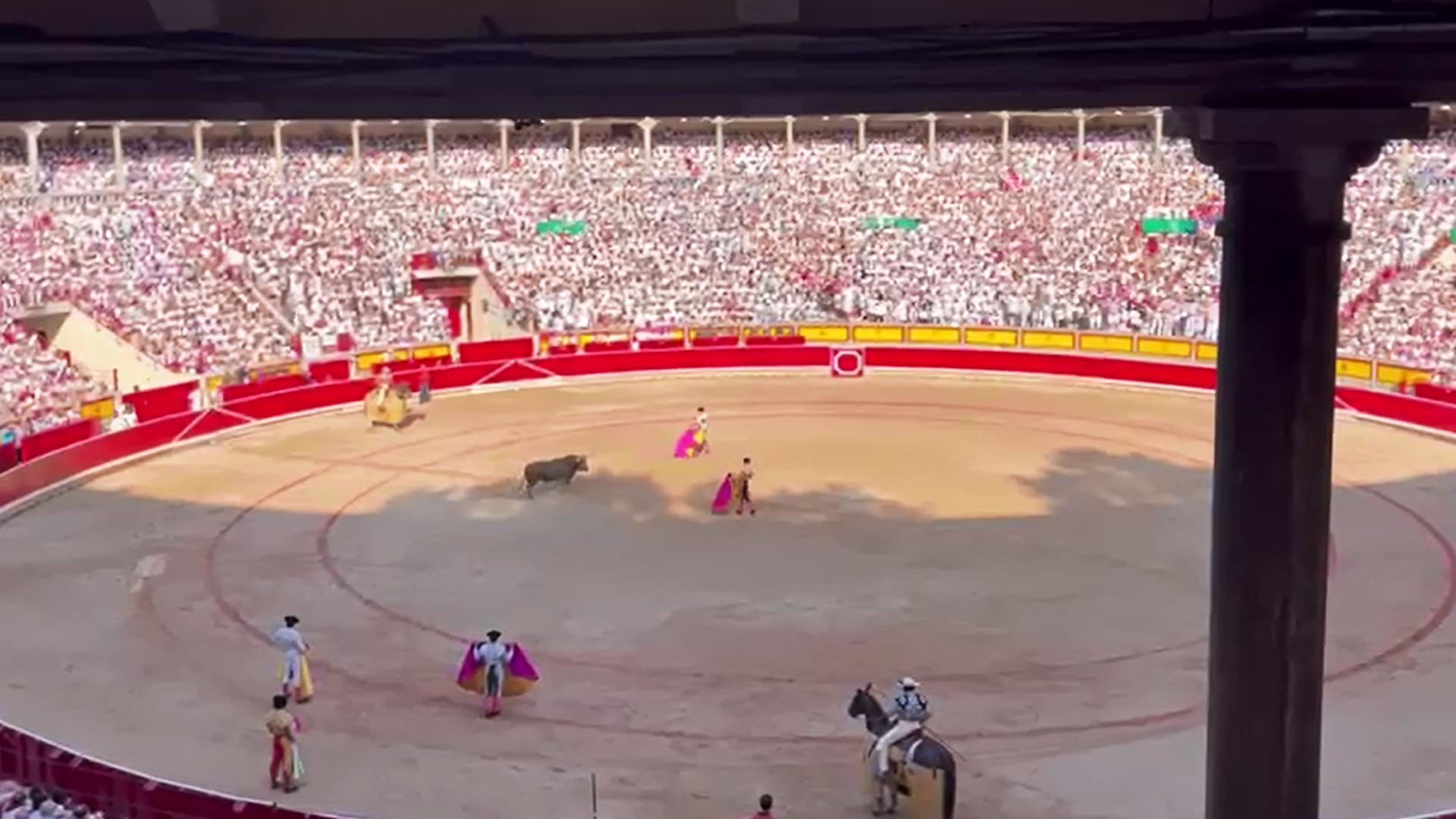 Así suena la canción 'El Rey' en la plaza de toros de Pamplona