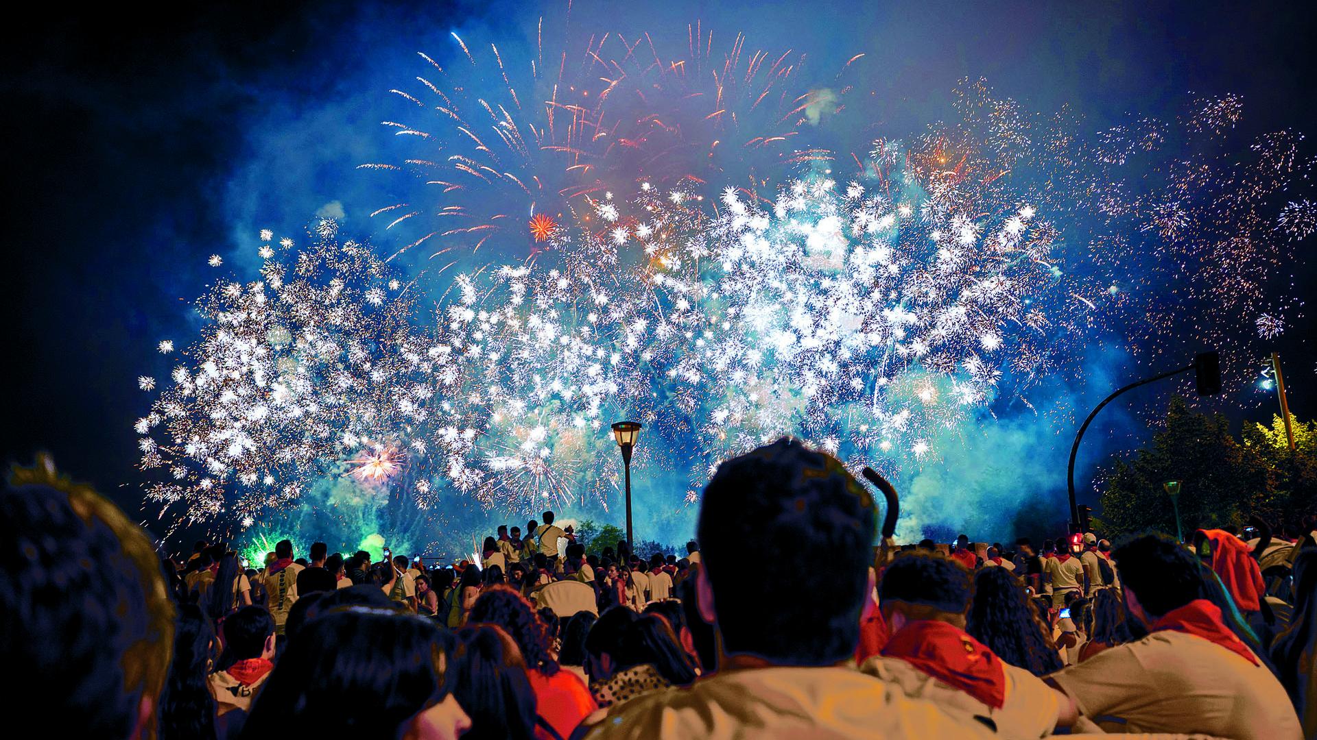 Un momento del lanzamiento de los fuegos artificiales del 8 de julio, de José Torrecillas, en el que puede apreciarse una enorme fachada de ‘cracker’ o pedrería
