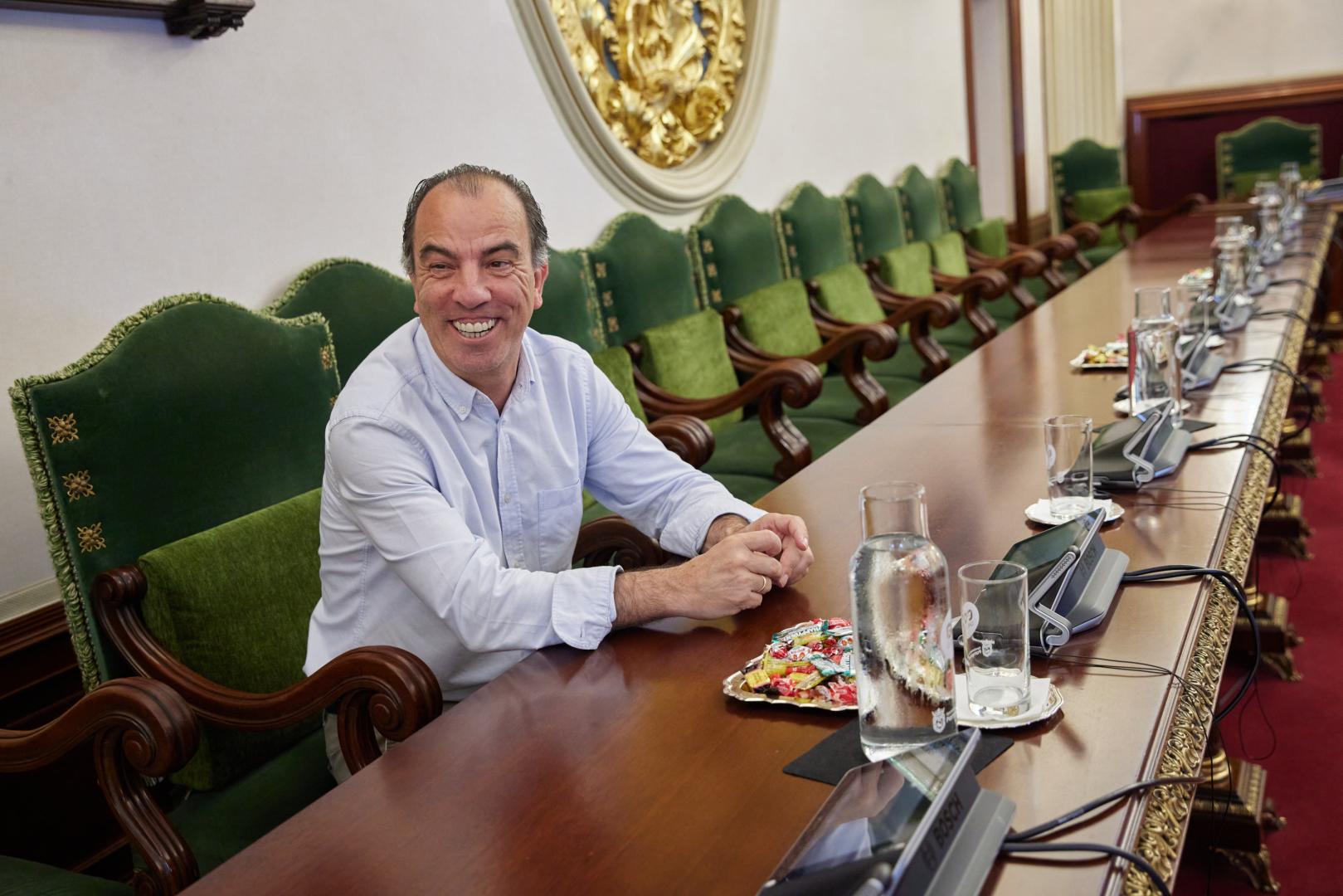 Carlos García Adanero, en el salón de plenos del ayuntamiento de Pamplona