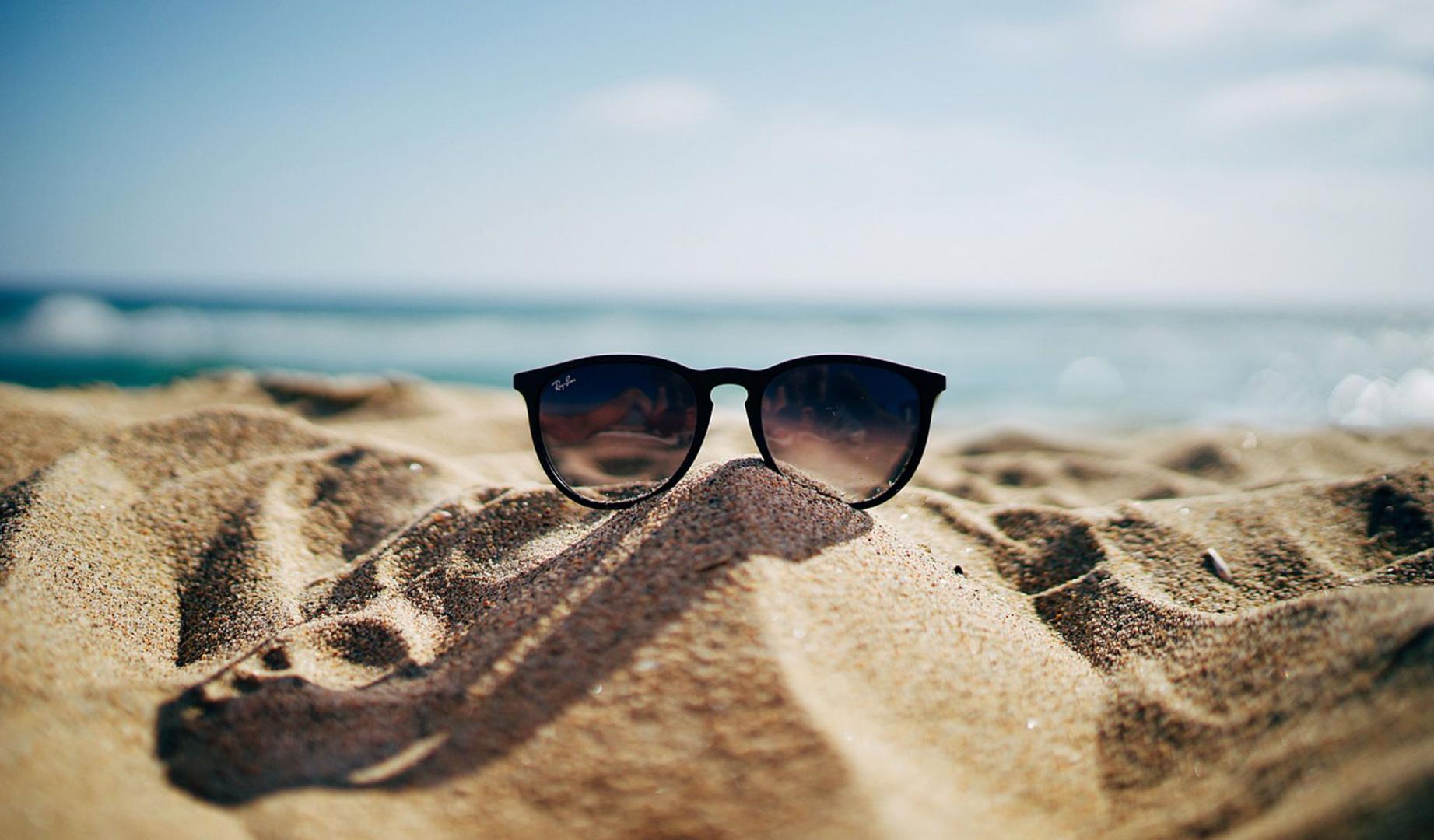 Unas gafas de sol sobre la arena
