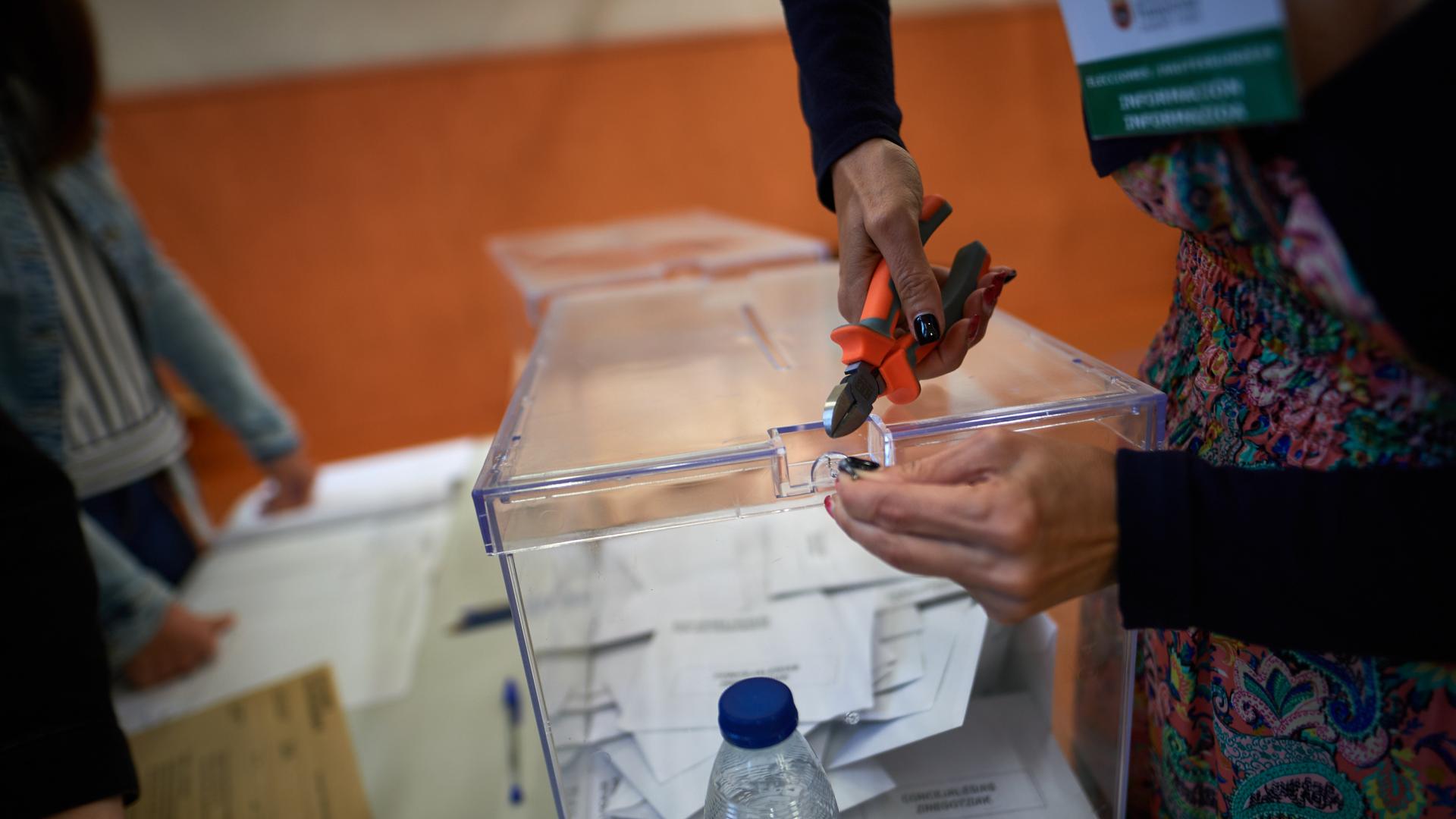 Recuento de votos en una mesa electoral de Pamplona el pasado 23 de julio.