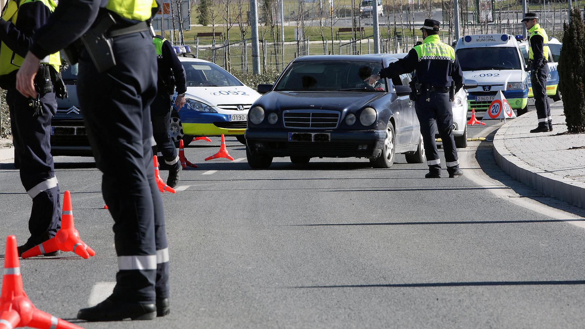 Agentes de Policía Municipal de Pamplona, durante un control de tráfico en la ciudad