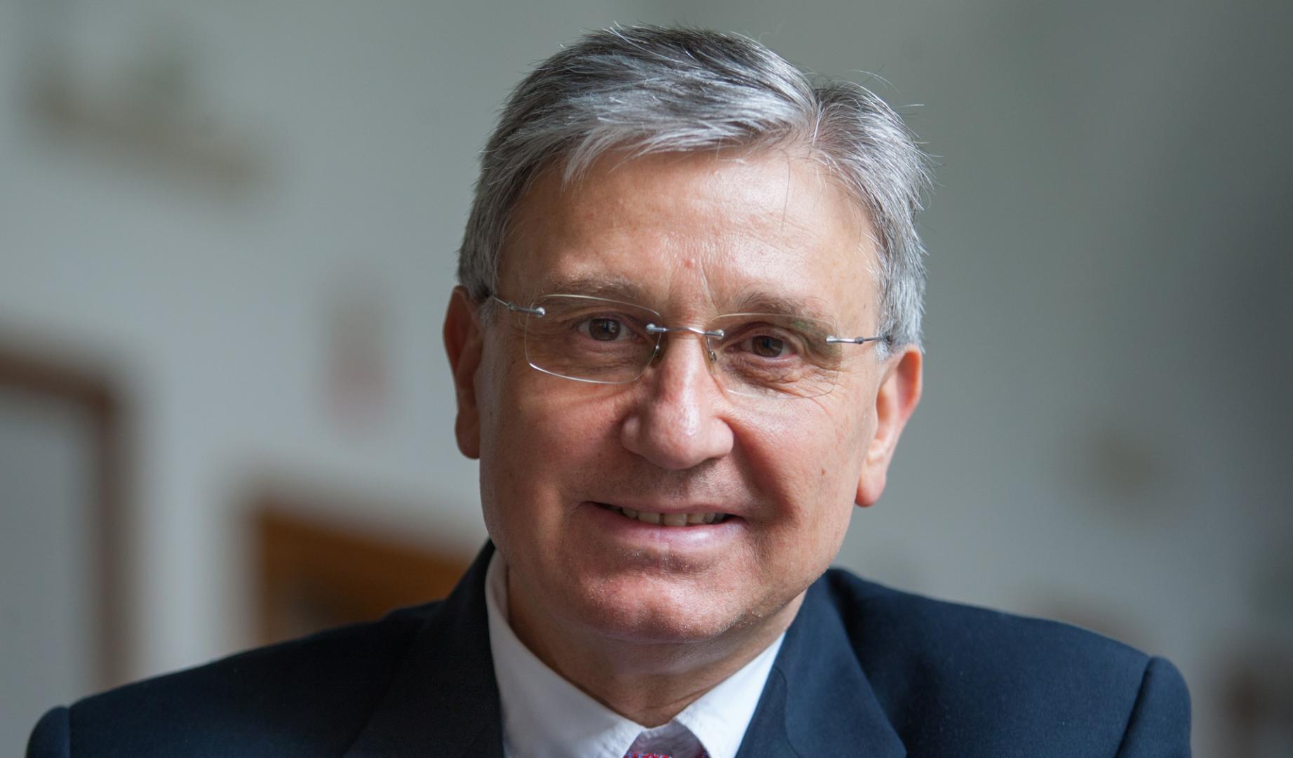 El doctor Fernando Sarráis, psiquiatra, psicólogo y profesor de la Universidad de Navarra