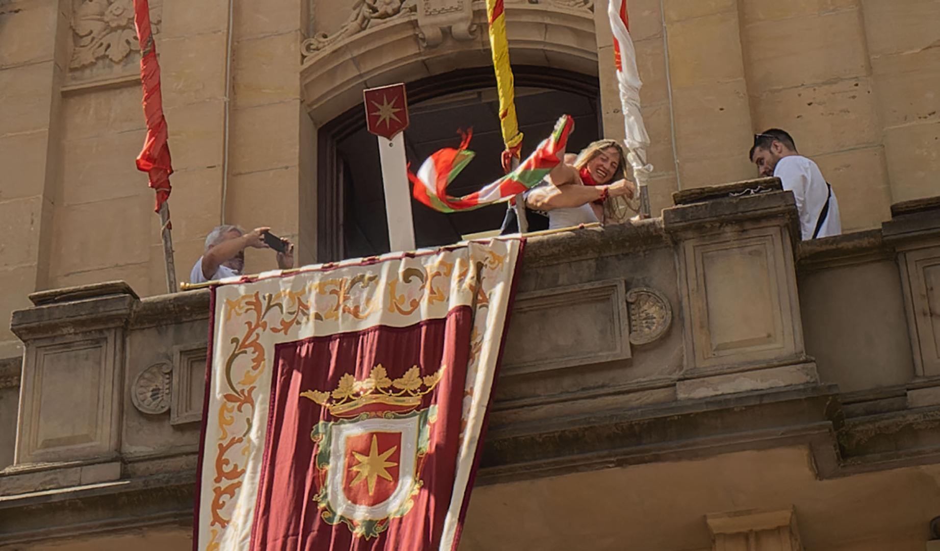 Momentos de tensión en el balcón del Ayuntamiento tras el lanzamiento del cohete