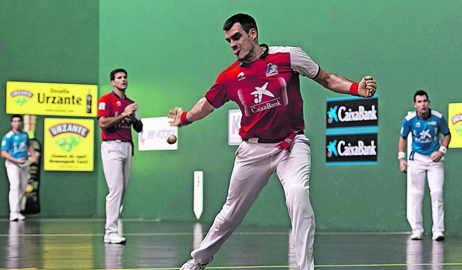 Ezkurdia, a punto de golpear, con Zabaleta, a sus espaldas