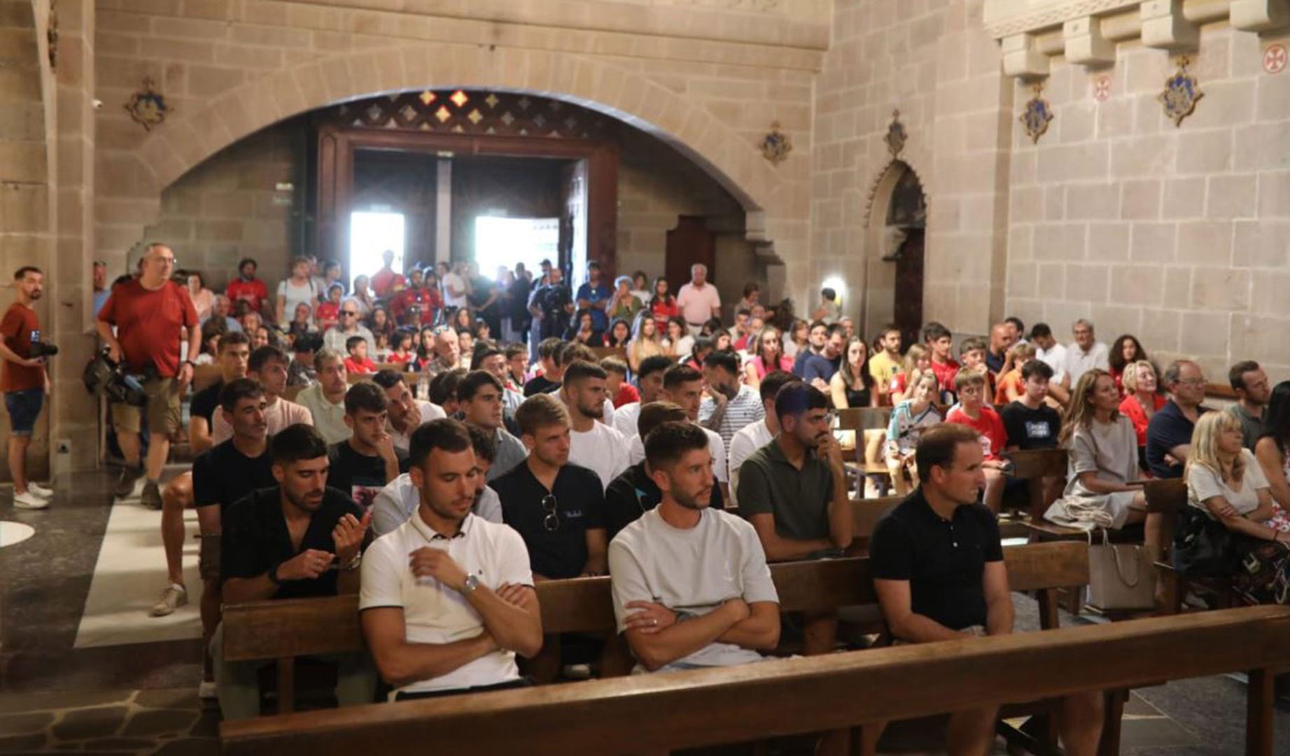La plantilla de Osasuna cumple con la tradición y visita Javier