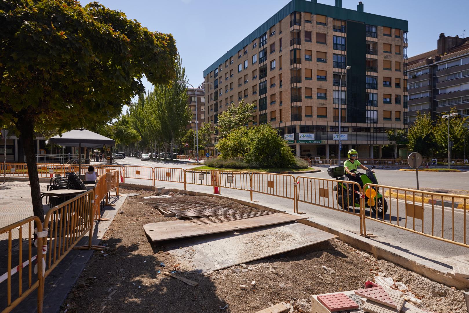 Obras en carril bici, calzada y aceras en la calle Iturrama con Fuente del Hierro