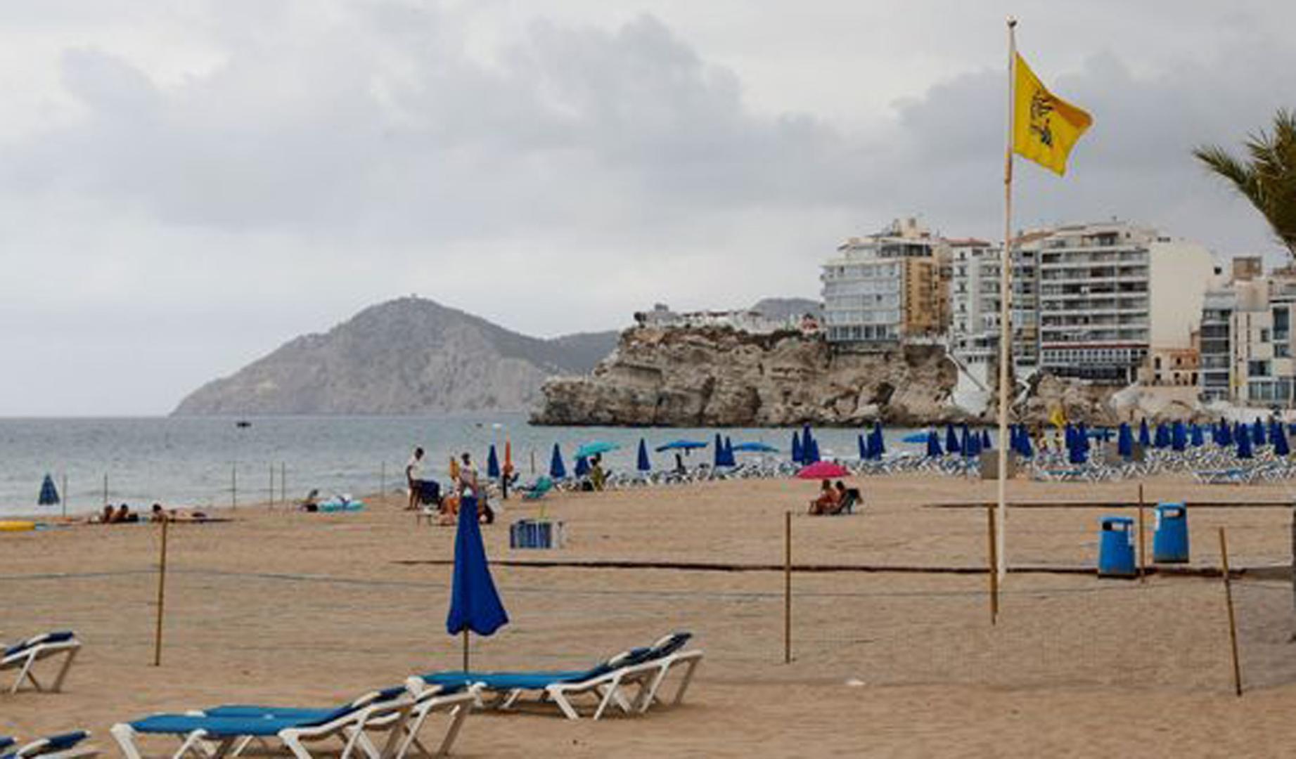 Bandera amarilla en una playa