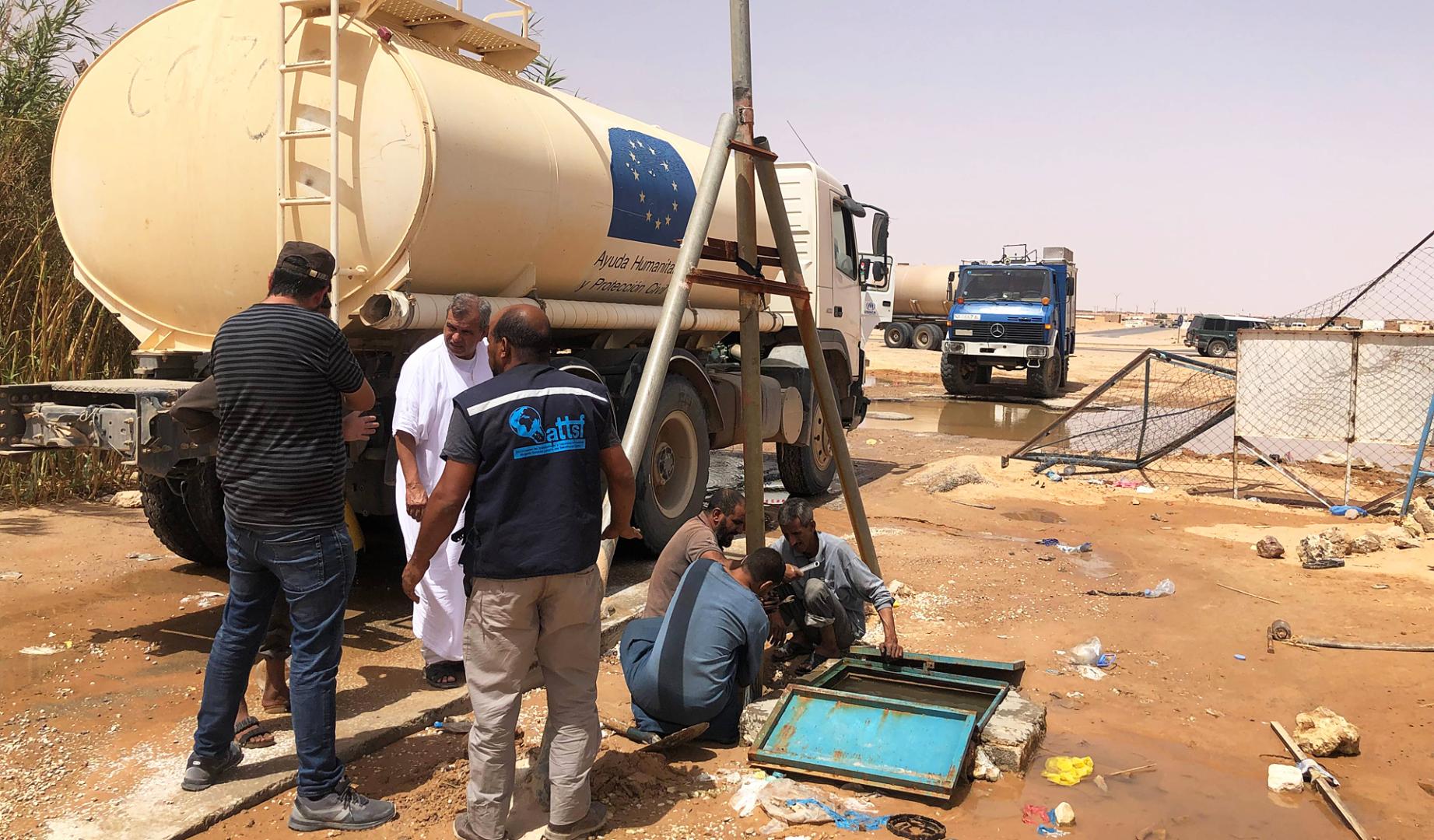 Voluntarios de la ONG reparan un punto de agua de carga