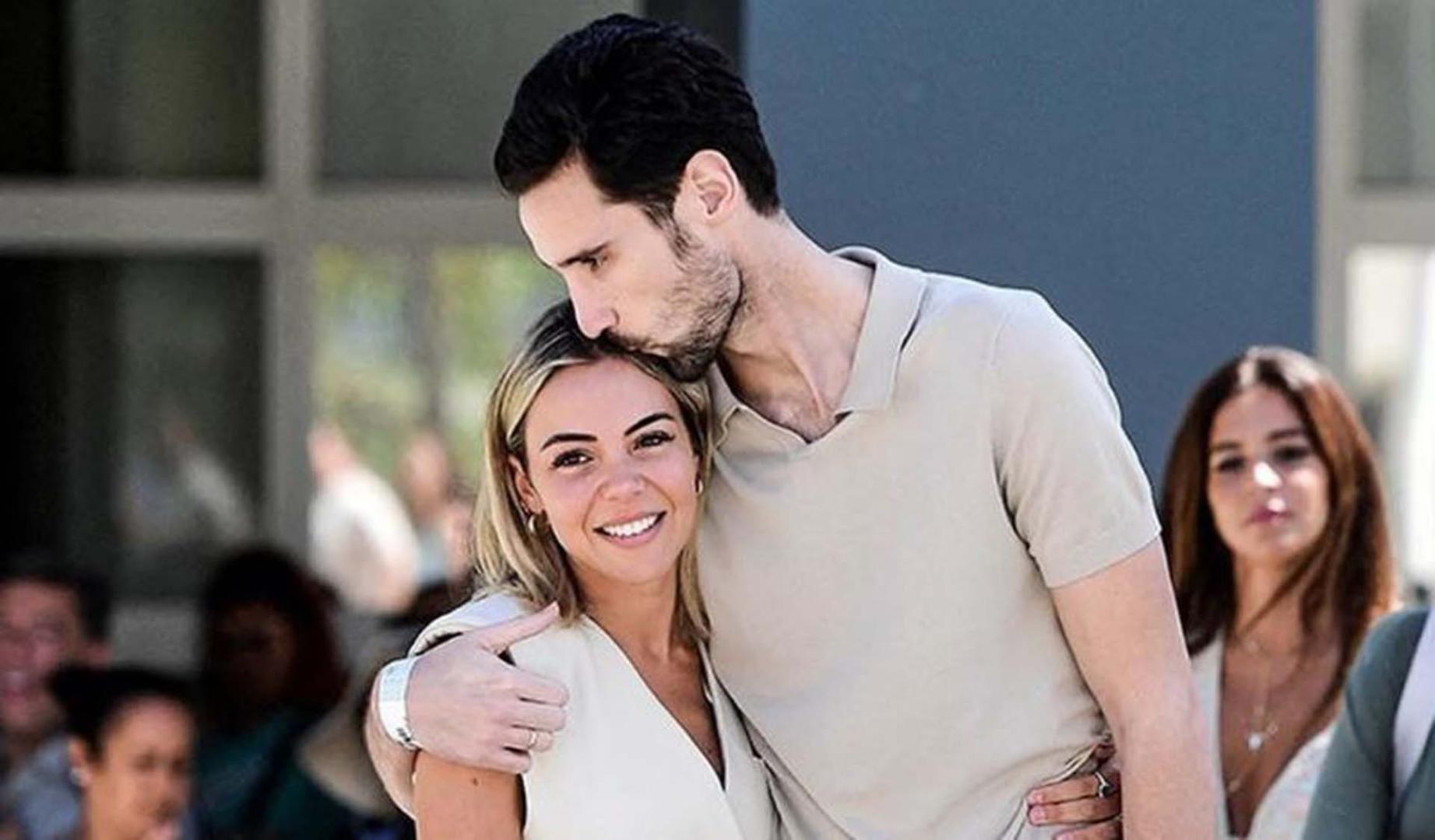 Sergio Rico y su esposa Alba Silva saliendo del hospital