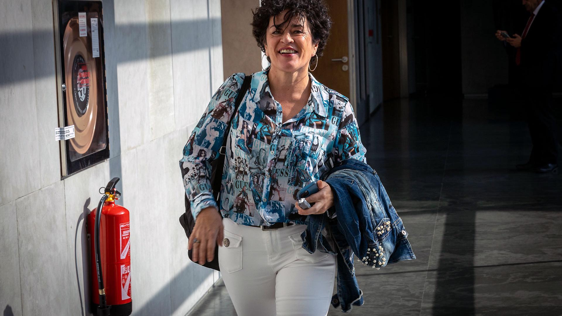La socialista Inmaculada Jurío, en los pasillos del Parlamento de Navarra