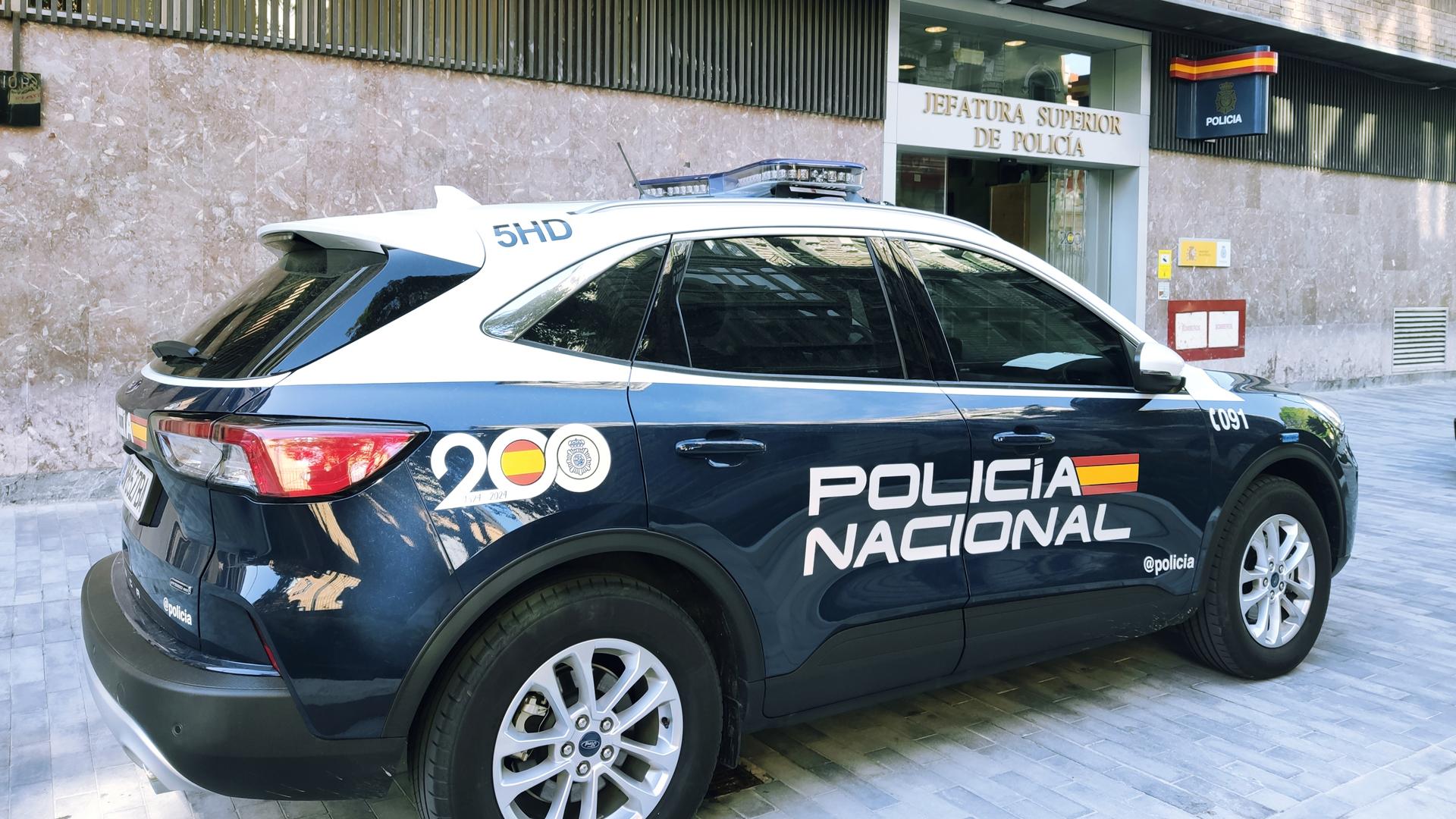 Un vehículo de la Policía Nacional, en Pamplona