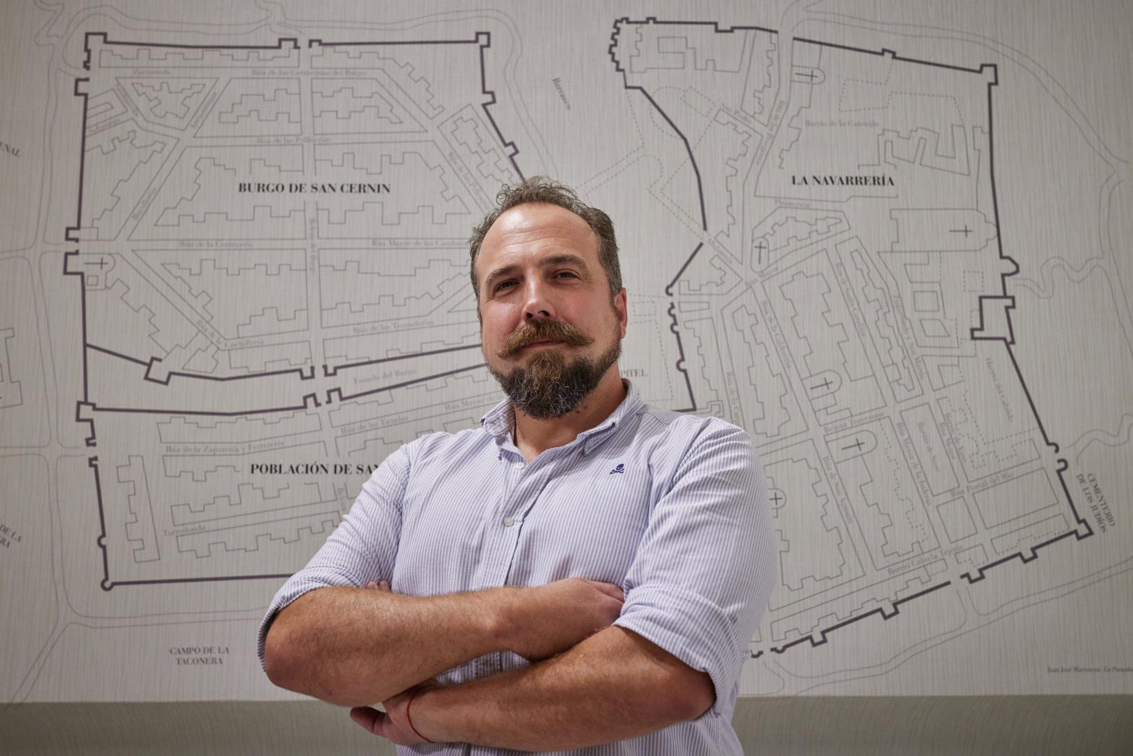 A* Jesús Garzaron
F* 2023_09_06
T* Pedro del Guayo, impulsor de las recreaciones históricas del Privilegio de la Unión
L* Plaza Consistorial, Pamplona