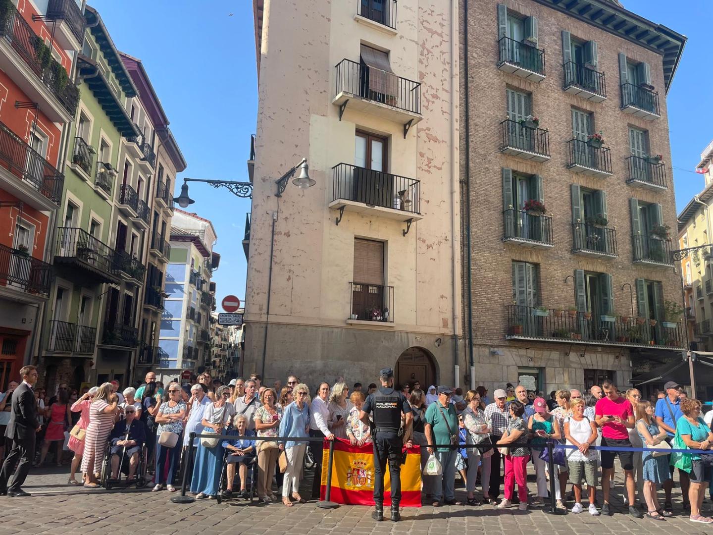 La plaza frente a la catedral se encuentra ya casi llena
