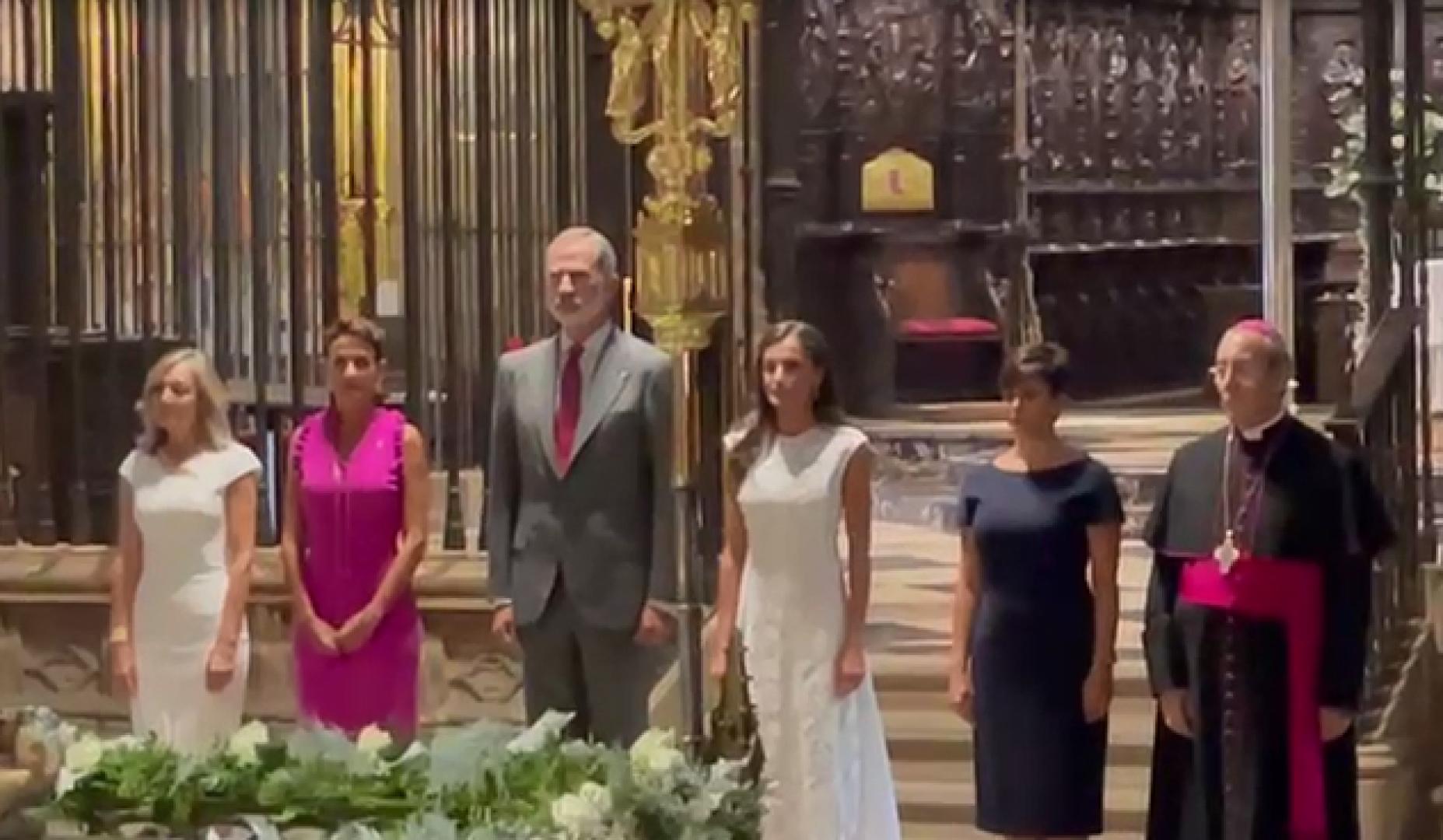 Acompañados de Cristina Ibarrola, Isabel Rodríguez, María Chivite y el arzobispo Francisco Pérez.