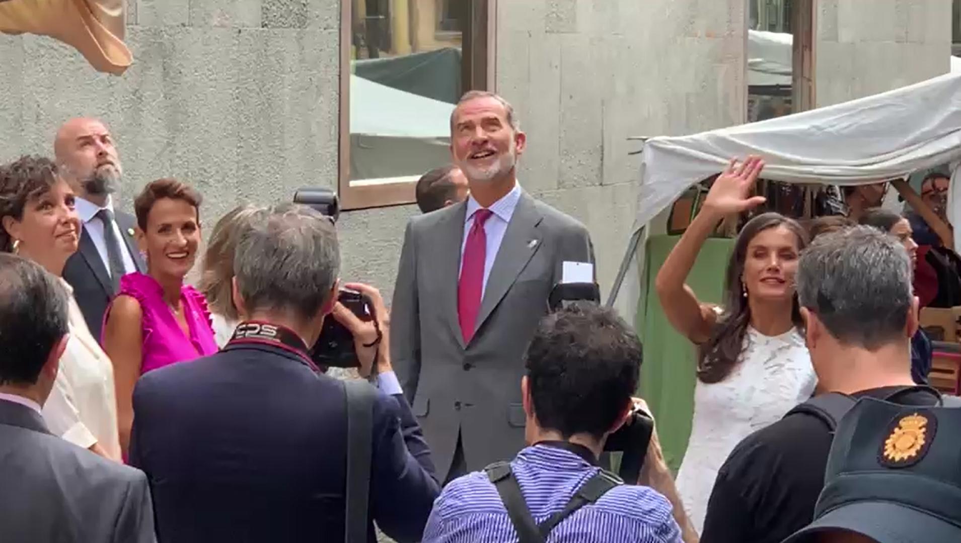Los monarcas han llegado en coche a Condestable, donde han entrado a ver la exposición del privilegio de la Unión.