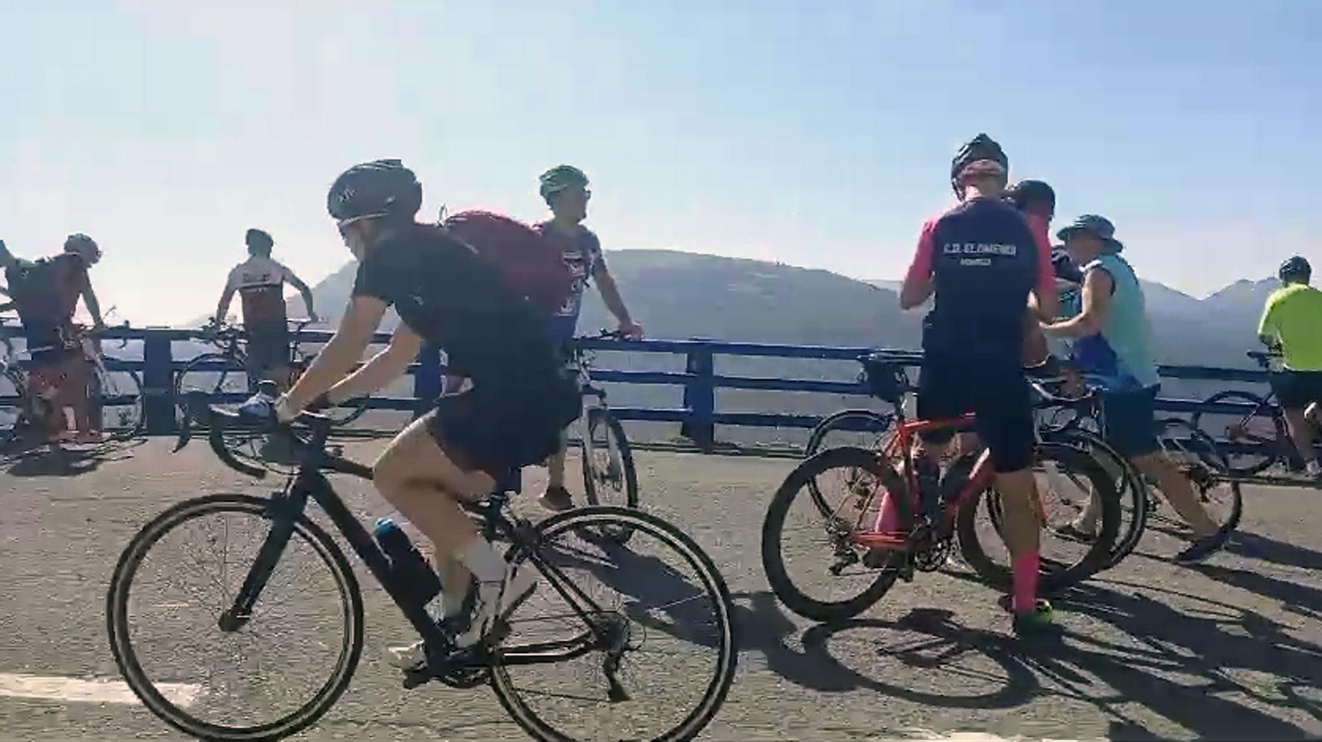 Decenas de aficionados al ciclismo se han acercado este sábado a Belagua para asistir al final de la 14ª etapa de la Vuelta Ciclista a España, que, con un total de 156 kilómetros, unirá la localidad francesa de Savaterre de Bearn con la estación de Larra-Belagua.