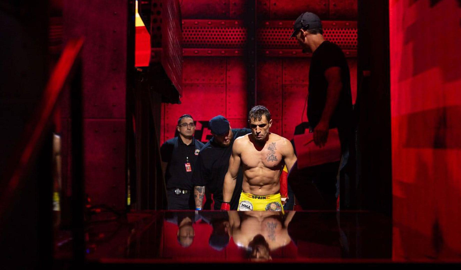 DE LA RIBERA HASTA FLORIDA. El navarro Michel Martínez saliendo a combatir contra el americano Kade Kottenbrook el pasado 2 de septiembre en su debut como profesional en la liga Combate Global de MMA en Estados Unidos. Se trata de su primer combate en el contiente