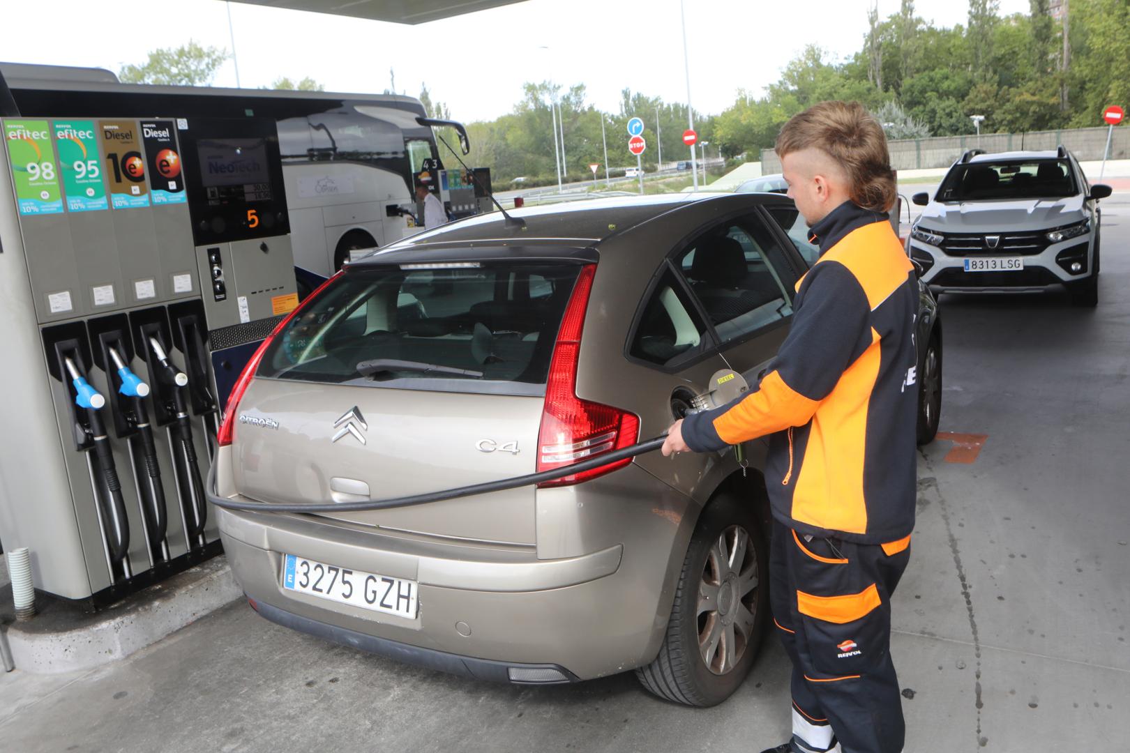 Un empleado de una gasolinera en Pamplona atiende a un cliente que ha parado a repostar