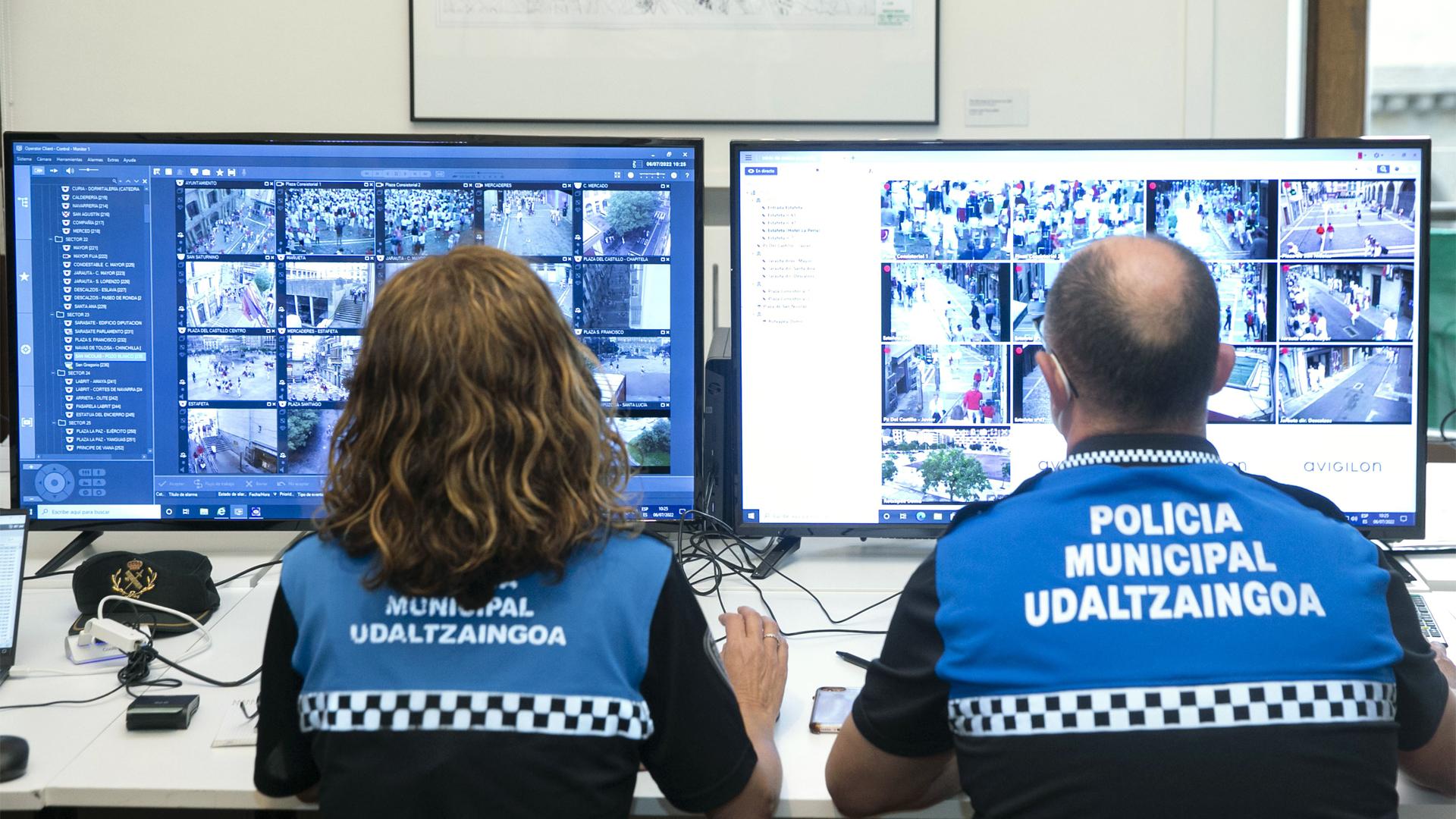 Dos agentes de la Policía Municipal observan las cámaras de vigilancia