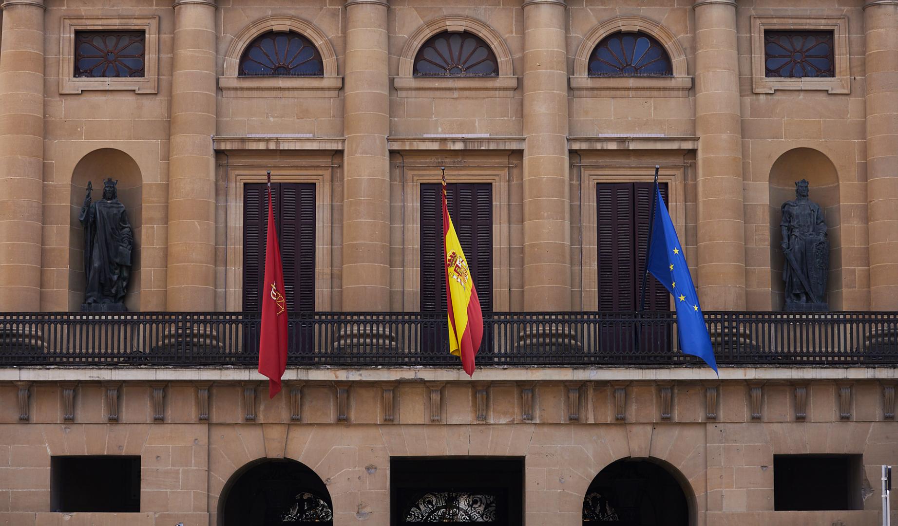 Fachada del Palacio de Navarra, con las banderas de la Comunidad foral, de España y Europa