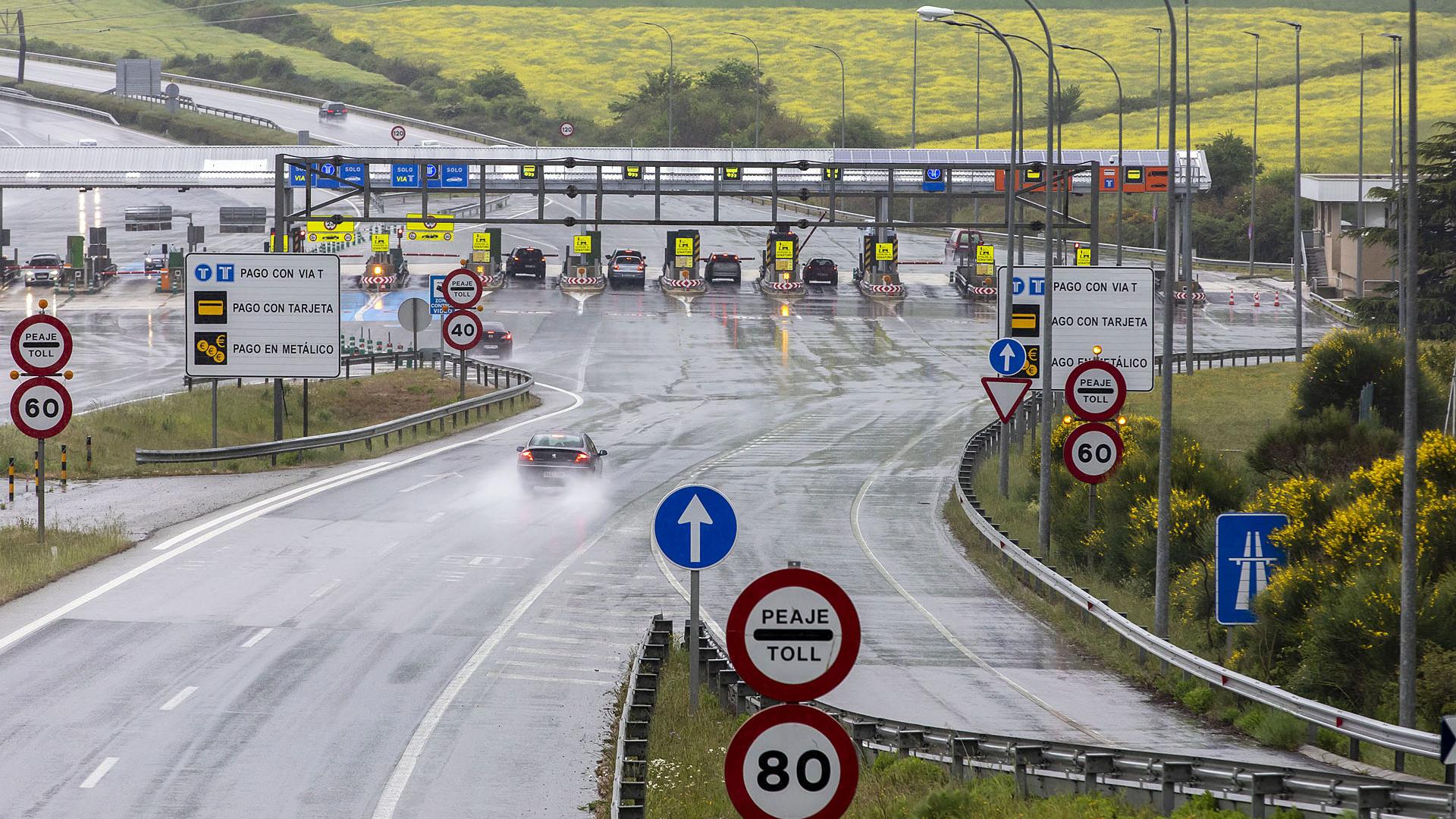 Varios vehículos pasan por el peaje de la Autopista AP-15 en Zuasti, en un día lluvioso, en una imagen de archivo