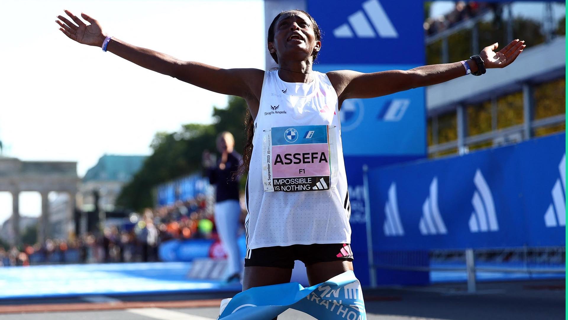 La etíope Tigist Assefa celebra su victoria en Berlín