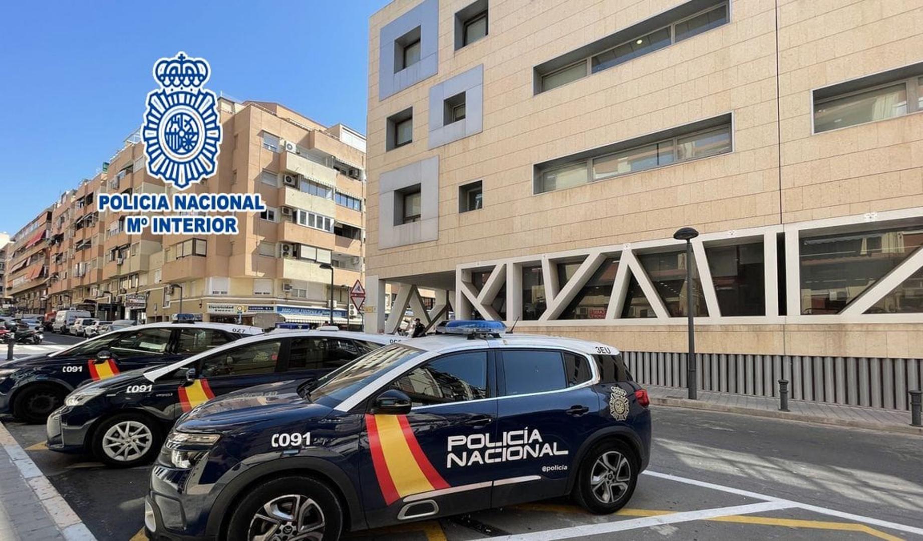 Imagen de coches de la Policía Nacional en la Comisaría Provincial de Alicante